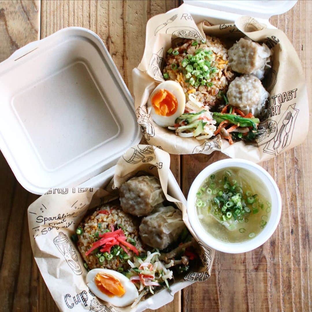 Atsukoのインスタグラム：「Today's lunch 2020.12.21 ･ 角煮チャーハン 焼売 味玉 しめじとほうれん草と人参の胡麻和え カニカマ入り中華サラダ 肉団子のスープ ･ 遅い時間にお弁当💦 本日は中華弁当。 ハイカロリー万歳🙌 いや、万歳してる場合じゃなかった件😂😂 ちーん。」