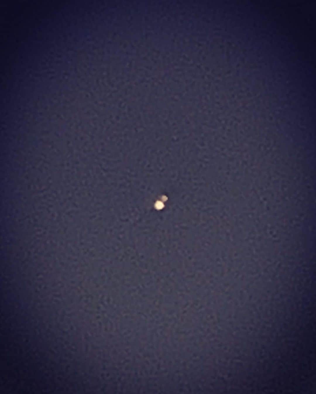 小柳ゆきさんのインスタグラム写真 - (小柳ゆきInstagram)「木星と土星が本当に近いです！ 写真わかるかな？ 「400年ぶり」なんて、なんだかロマンティックですね〜✨  相変わらず写真下手ですが笑、肉眼ではちゃんと見えましたよ  当然ですがPlutoは全くもって見えませんでした🌚」12月21日 19時46分 - yuki_koyanagi
