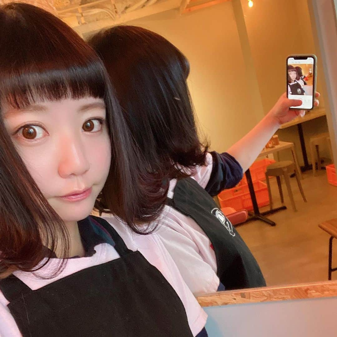 小鳥遊しほさんのインスタグラム写真 - (小鳥遊しほInstagram)「今年は年賀状を出す人が多いらしいねー会えないもんねぇ。12/27までの注文で年内に届くよ！という、小鳥遊年賀状の宣伝です🐮📮  4年目連続でデザインしている年賀状。2021年用は牛さん柄2種です。  牛乳(のパッケージ)と牛肉(ステーキ屋看板)をイメージ🐄  牛乳：色々あった2020。心身に栄養をプラスして元気な1年にしましょうと願いをこめて「2020+1」！ Gyunyu nonde genkina toshini!  ステーキ：お肉屋さんやステーキ屋さんの「自分で自分のお肉焼いちゃってる図」がすき🥩 焼けましておめでとうございます。  ステーキのお皿に自分でメッセージを書き加えることもできるよ！！！  ちなみに3枚目画像は「明日ケニックだよ」の宣伝です。  注文は「小鳥遊しほ　年賀状　2021」で検索をどうぞ🙏  jpri.jp/cr506_01/ #年賀状 #郵便局 #郵便局の総合印刷サービス #年賀はがき #クリエイター年賀状 #新年の準備 #新年のご挨拶に  #newyearscard #2021 #丑年 #来年の干支はうし #イラストレーター #illustration #illustrator #designer」12月21日 19時46分 - shihotakanashi