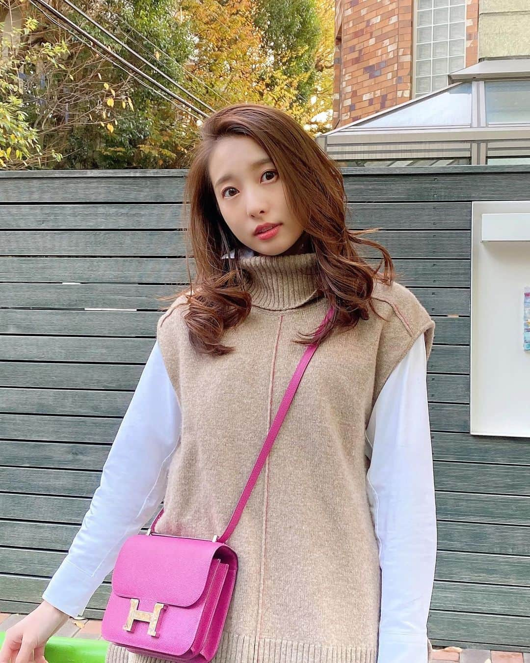 冨張愛さんのインスタグラム写真 - (冨張愛Instagram)「pink stitch が可愛いknit 💕 bagもステッチと同じカラーで合わせてみました。 今年もあと10日ほどですが 時間を見つけては ビューティスポットに駆け込みしています☺️🙌 先日も @unelimit_official で 炭酸ガスパック "カーボキシー"を受けてきました。毛穴が引き締まり 頬もリフトアップし ツヤも出て お肌が元気になる感じ。また来年も伺いたいサロンです✨ * knit ... #beatrice  #unelimit #instagood #coordinate #ootd #outfit #fashion #instafashion #meg_ootd #코디네이트 #패션 #카메라 #コーディネート #コーデ #ファッション #今日のコーデ #今日の服 #カーボキシー #美肌 #美肌サロン」12月21日 19時50分 - megumitomihari