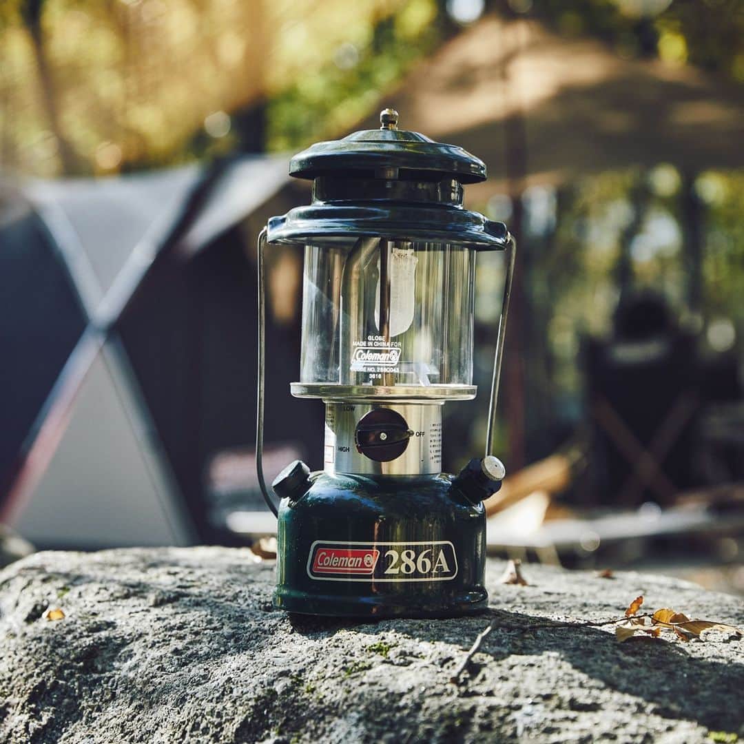 Coleman Japanのインスタグラム：「1980年代に登場し、今も多くのキャンパーたちに愛され続けるコールマンのワンマントルランタン「286A」。灯そう、いつまでも変わらぬ灯りを💡 ・ ※※※※※※※※※※※※※※※※※※※※※※※※ ＼#私のベストギア 大募集！／  今年を振り返って、キャンプやおうちキャンプで大活躍したファニチャーやギアを『#私のコールマン』と『#私のベストギア』をつけて投稿しよう。投稿頂いた中から抽選で〈3名様〉に2021年の新商品「シングルガスストーブ120A」をプレゼント！  応募期間：2020/12/2〜12/31  ※InstagramまたはTwitterが対象となります。 ※当選発表は1月下旬予定・発送は入荷次第（3月上旬予定）となります。 ※非公開は対象外となります。 ※当選はDMでお知らせします。 ※※※※※※※※※※※※※※※※※※※※※※※※ ・ ・ ・ #灯そうColeman #灯そうコールマン #灯そう #Coleman #コールマン #Lantern #ランタン #ガソリンランタン #Camp #キャンプ #Outdoor #アウトドア #286A #ワンマントルランタン」