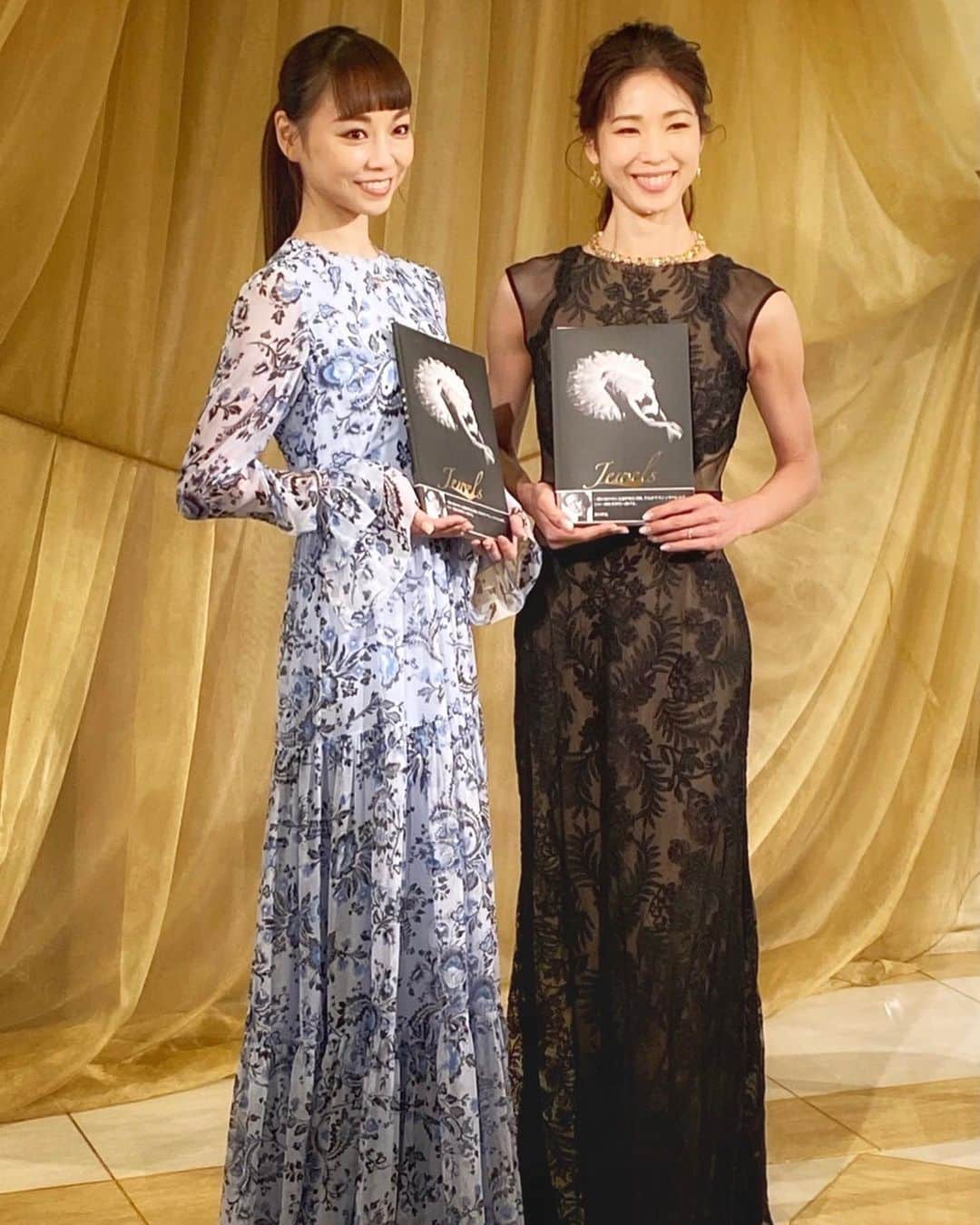 中村祥子のインスタグラム：「本日　@jewels_ballet 写真集が発売となりました。 写真集に関わって下さった皆さんの思いがたくさん詰まったものになっております。そして熊川ディレクターに帯を頂戴し、さらに最高なものになりました。 皆の思いが未来のバレエへと繋がっていきますように…。　そして水香さんとのトークは とても楽しく、刺激を頂きました。 それぞれが持つバレエへの思いや 取り組み方など私自身も興味があることばかりで、聞きたいことが止まりませんでした。  今回はチャリティー企画ということで売上げから100足のトウシューズがバレリーナを目指す全国のバレエ少女にプレゼントされます。  たくさんの方々に思いが届きますように…。」