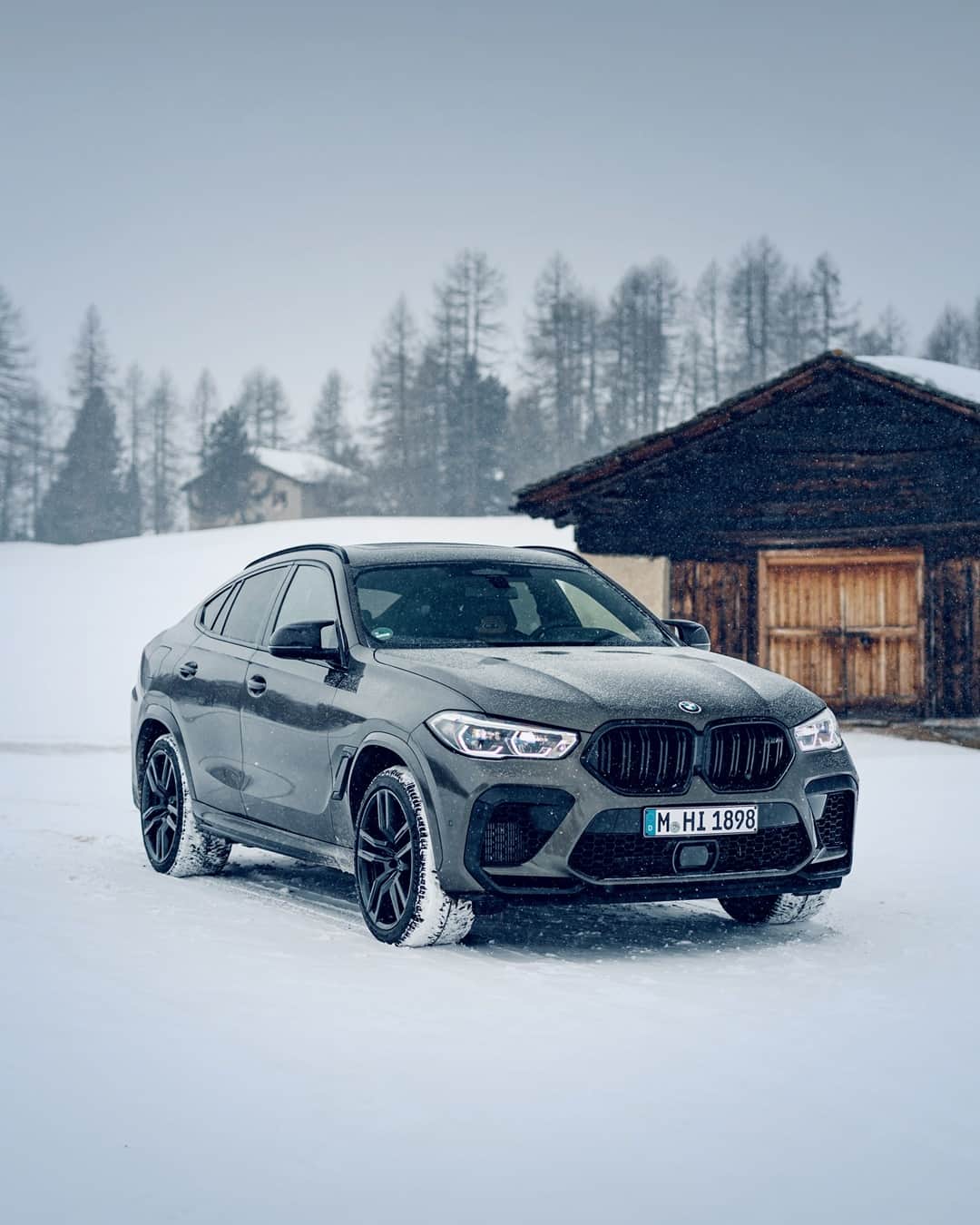 BMWのインスタグラム：「The dawn of glory.  The BMW X6 M Competition. #TheX6M #BMW #X6M #BMWM @bmwm @kenozache __ BMW X6 M Competition: Fuel consumption in l/100 km (combined): 12.7–12.5. CO2 emissions in g/km (combined): 289–284. Further information: www.bmw.com/disclaimer.  	 Acceleration (0-100 km/h): 3.8 s. Power: 460 kW, 625 hp, 750 Nm. Top speed (limited): 250 km/h (with optional M Drivers Package: 290 km/h).」