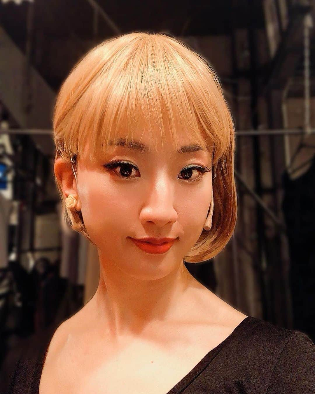 美翔かずきさんのインスタグラム写真 - (美翔かずきInstagram)「千秋楽を迎えました！！！ ミッシェル…。寂しい…。 お芝居の楽しさを改めて感じる事が出来た幸せな日々でした😊❣️ 配信は12/23までチケット買えますよー✨何度も観て笑って幸せ感じて下さい✨✨✨ 久しぶりの金髪でしたー❣️ #グレイテストアテンダントマン #凰稀かなめ　さん」12月21日 19時55分 - m_is_s_io_n