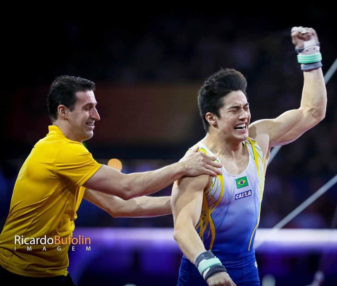 アルトゥール・オヤカワ・マリアノさんのインスタグラム写真 - (アルトゥール・オヤカワ・マリアノInstagram)「Hoje é dia do Atleta e também aniversário do meu treinador! 🎂 @cris_gym_coach  Desejo feliz aniversário!!! Tudo de bom nesse novo ciclo!  Muito obrigado por estar junto comigo desde o meu início. Obrigado por sempre acreditar em mim. Sou muito grato mesmo. Nos momentos bons e ruins, estamos sempre juntos! 💪🏼 Parabéns pelo seu dia e que venham mais cabelos brancos (pois sei que já ganhou vários nesses meus 15 anos de ginástica), porque Tokyo é logo ali. E até 2028 tem tempo 🤷🏻‍♂️😅 #happybirthday #felizaniversario 📸: foto @rbufolin」12月21日 19時56分 - arthurnory