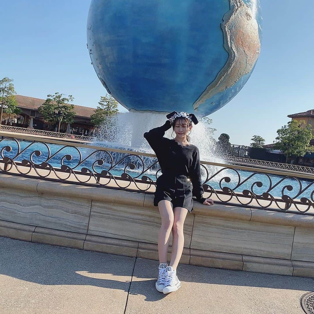 浦田直佳のインスタグラム：「. 何気に初めてした オールブラックコーデ🐶🖤🖤  スニーカーはdiorのお気に入り👟🖤 . #disney #disneysea  #ディズニーコーデ #ヘアバンド #カチューシャ  #オールブラック #オールブラックコーデ #韓国ファッション  #dior #diorb23  #スニーカー #スニーカー女子 #スニーカーコーデ  #看護師 #美容看護師 #nurse」