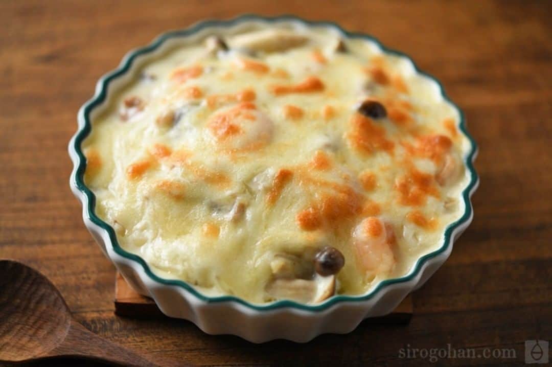 のインスタグラム：「今日は冬至でかぼちゃレシピを…とも思ったのですが、クリスマス前の食材買い出しのことを考え、少し早めに『エビとチキンのドリア』をアップしました。  フライパン1つで、むきえび、鶏肉、しめじ、玉ねぎを具にホワイトソースを作り、耐熱容器にソース→ご飯→ソース→ピザ用チーズとのっけて焼いてくださいね！  おうちでのクリスマスが少しでも楽しく明るくなればいいなと思います(^^♪  #ドリア #白ごはんドットコム #冨田ただすけ #クリスマスディナー #最新レシピはプロフィール欄に」
