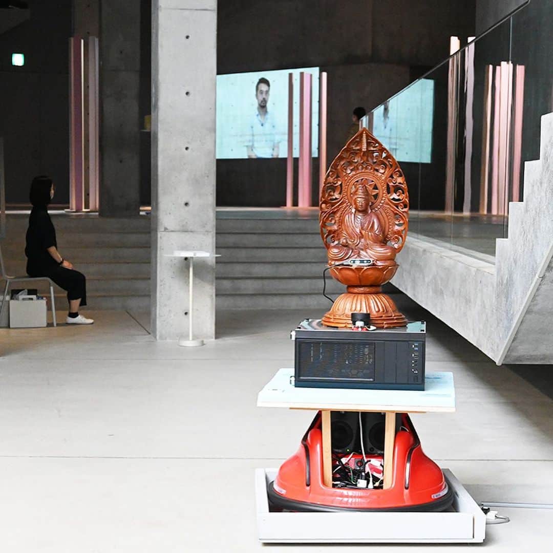 haconiwa / 箱庭のインスタグラム：「21_21 DESIGN SIGHTで開催中の「トランスレーションズ展 －『わかりあえなさ』をわかりあおう」をレポート！﻿ ﻿ 言語の「翻訳」から、音、スポーツ、植物、時には時代の「翻訳」を試みた、コミュニケーションの可能性を拓く様々な作品が集結。﻿ AI技術を用いた作品や体験型の展示も充実の、楽しみながら翻訳について考えることのできる内容です。 ﻿ 詳しくは本日公開の記事をチェックしてみてね〜﻿ ﻿ ———————————﻿ ﻿ 企画展「トランスレーションズ展 －『わかりあえなさ』をわかりあおう」﻿ ﻿ 会期：2020年10月16日〜2021年3月7日﻿ 開館時間：平日　11:00 – 18:30（入場は18:00まで）﻿ 土日祝　10:00 – 18:30（入場は18:00まで）﻿ 休館日：火曜（2月23日を除く）、年末年始（12月26日 – 1月3日）﻿ 入館料：一般1,200円、大学生800円、高校生500円、中学生以下無料﻿ 会場：21_21 DESIGN SIGHTギャラリー1＆2﻿ ﻿ #21_21DESIGNSIGHT #六本木 #トランスレーションズ展わかりあえなさをわかりあおう #トランスレーションズ展 #展示会 #インスタレーション」