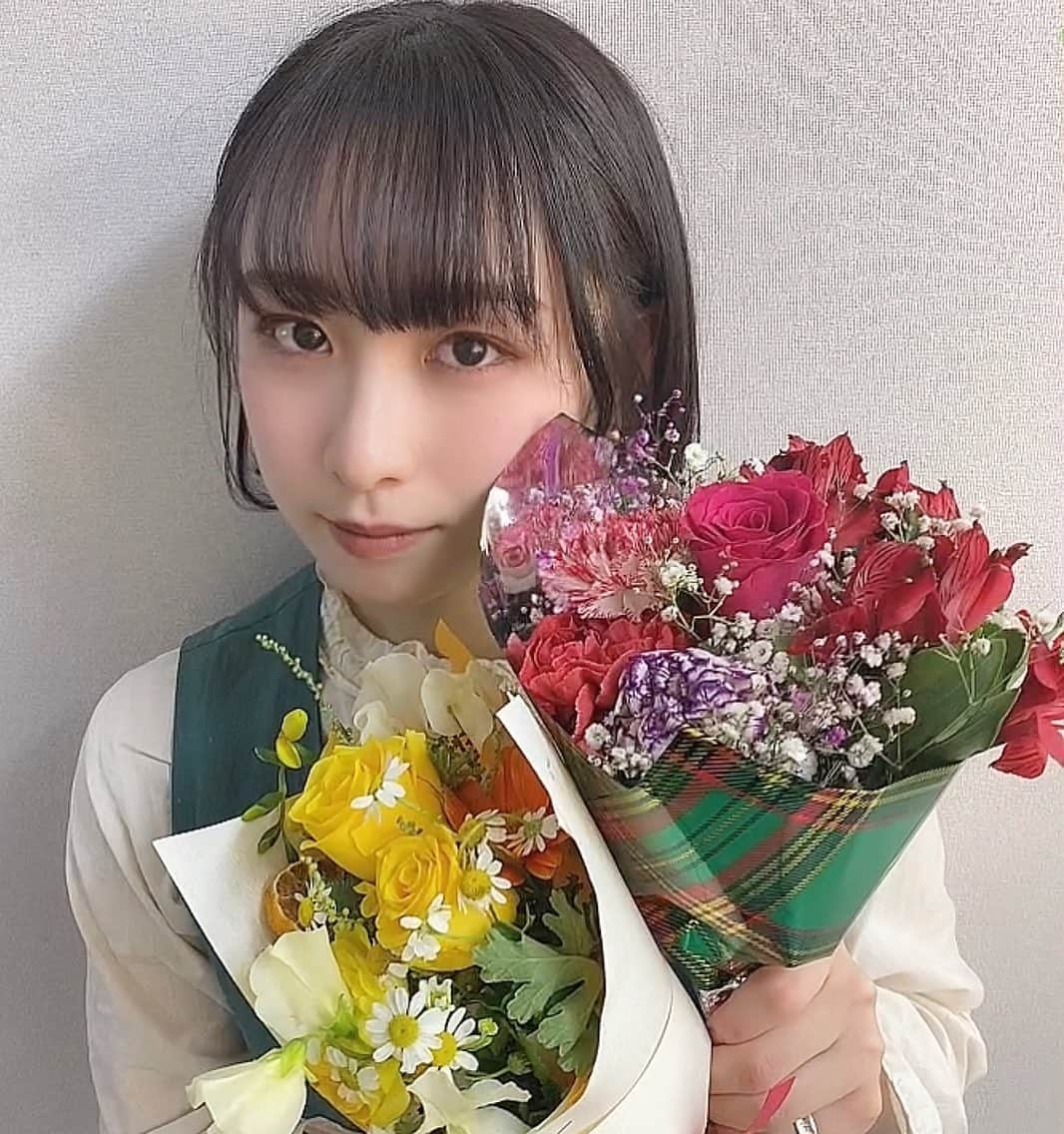 伊藤雨音さんのインスタグラム写真 - (伊藤雨音Instagram)「【キャプションボード】﻿ 全7公演、無事に終演することができました。﻿ このご時世の中、たくさんの方に足を運んで頂けたこと本当に嬉しく思います。﻿ ﻿ 舞台経験が豊富な訳ではないけど、今までで1番悩んで、壁にぶち当たった作品でした。﻿ ﻿ でも、それが楽しかった。この期間お芝居の事を考える時間が本当に多くて、それがすごく幸せでした。お芝居をする事が大好きだなって改めて実感しました。﻿ この作品で成長させてもらったし、課題もたくさんたくさん見つかりました。﻿ ﻿ 白鳥佐和子、短い間だったけど演じることが出来て良かったです。出会えてよかった。﻿ 脚本がリーダーの実玖さんってだけあってすごく演じやすくて私に似てる部分がたくさんあってね。もう一度この舞台が出来るとしてもまた白鳥佐和子を演じたい。﻿ (もしくわ鳴門 麗央 挑戦してみたい笑)﻿ ﻿ この舞台で出来なかったことは、また次の舞台に向けて出来るように頑張るぞ!!﻿ ﻿ #キャプションボード﻿」12月21日 19時58分 - mew_galaxy