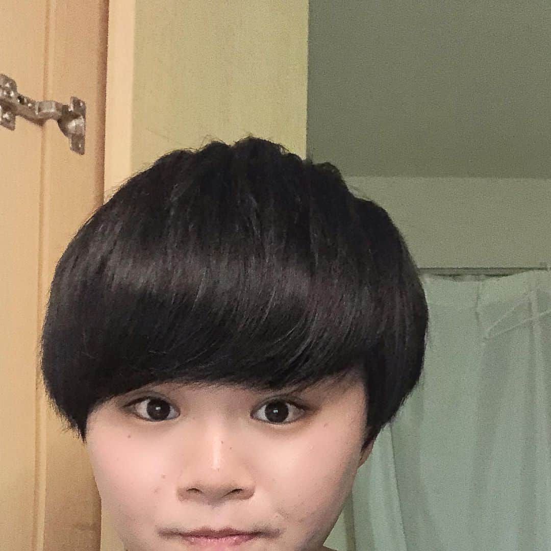 タスクのインスタグラム：「髪切ってクローゼットにいます😶 いつもありがとうございます✂️ @shiny629」