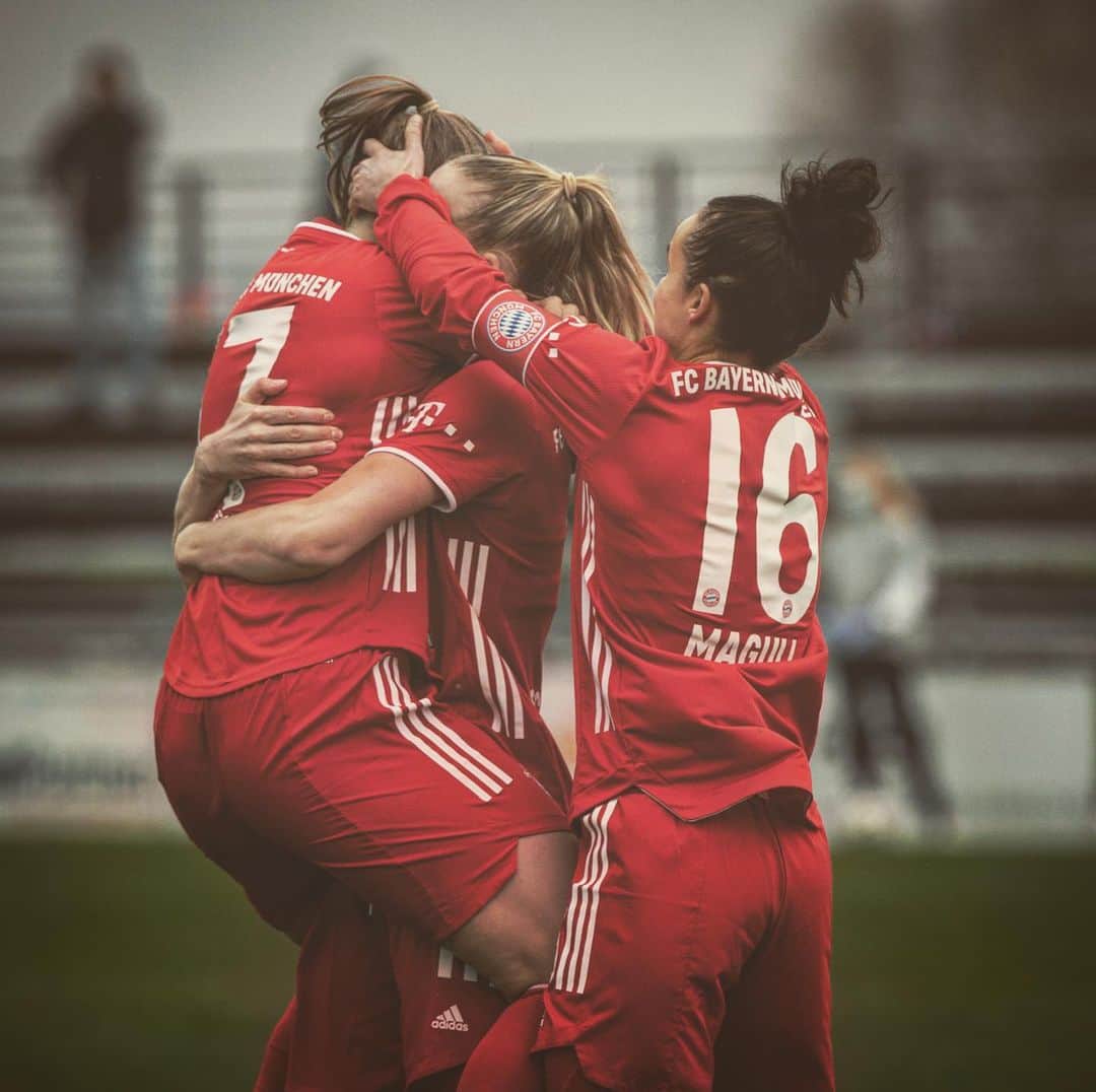 Lina Magullのインスタグラム：「Grandioser Abschied in die Winterpause. Danke Mädels, danke Team! ❤️ @fcbfrauen #2021kannkommen #KeineSorgeichwilldirnichtdenKopfabreißen @buehlklara」