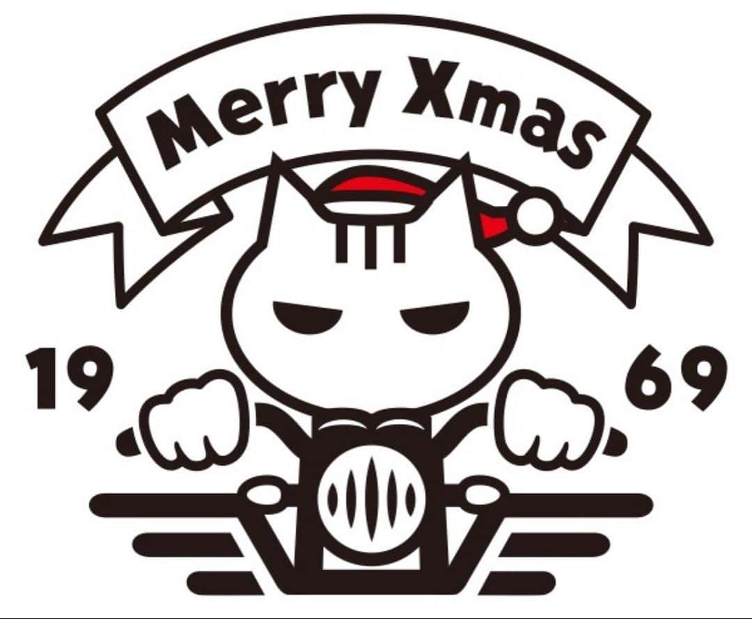 浅田信一のインスタグラム：「もうすぐクリスマスライブ🎄  いよいよ今週24日はクリスマスライブ。万全の感染防止対策を施しつつ、観客少数限定&ネット配信にてお届けします。少しでも君の気晴らしになれたら嬉しい。アルバム「ASHES OF SONGS」に込めた想いもお話しします。  配信アーカイブは正月3日まで視聴可能。今年の年末年始は浅田信一ライブで！🤗  配信チケット  https://twitcasting.tv/c:grapefruitmoon/shopcart/31857」