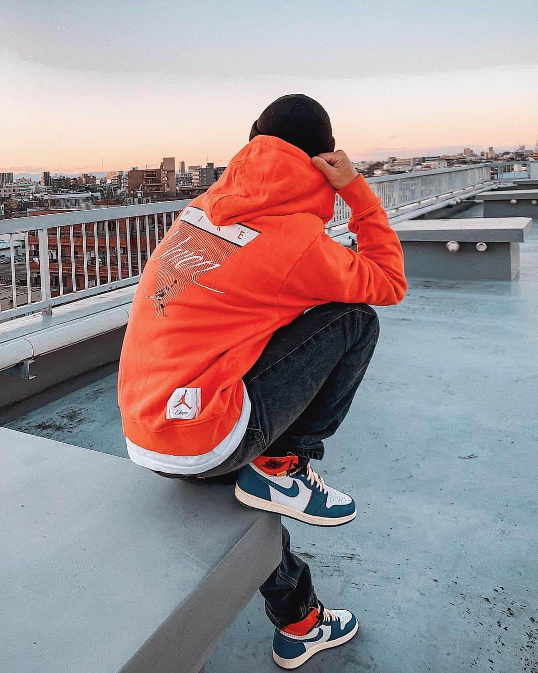 のインスタグラム：「tokyo sunset 🌆  👕 @uniontokyo  👟 @unionlosangeles  ーーーーーーーーーーーーーーーーーーーー #ストリート #ストリートファッション #ストリートスタイル#ストリート系ファッション#ストリートコーデ#kickstagram  #ストリート系  #スニーカーコーデ #メンズファッション#メンズコーデ#メンズスタイル #ファッションコーデ  #パパコーデ #ストリートコーデ  #ジャパスニ #靴好き #スニーカーヘッズ  #スニーカー好きな人と繋がりたい#スニーカーヘッズ  #snkrskickcheck #ユニオンジョーダン #ナイキコーデ#スニーカーコーデ#ジョーダン1  ㅤㅤㅤㅤㅤㅤㅤㅤㅤㅤㅤㅤㅤ #unionorginal #uniontokyo #unionjordan4_270」