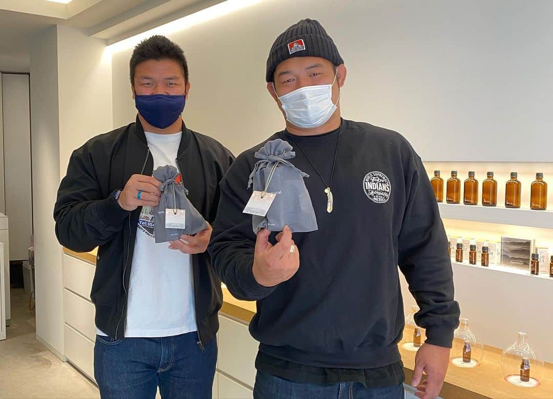立川理道のインスタグラム：「@kakky009と趣味を見つける第二弾。 @ataroma_official  @aroma_sommelier さんご協力のもとアロマを作ってきました！ 匂いで生活が変わるってマジ卍。 ということで僕たちからささやかなクリスマスプレゼントとして二人が選んだアロマを2名の方にプレゼントします！  ただプレゼントするのもおもしろくないので。笑 問題です！ 4枚目の写真は何年の何月の写真でしょうか。 ヒントは後ろの人。  コメント欄にどっちが選んだアロマが欲しいか一つと回答を記入してお答えください！ たくさんの応募お待ちしております❤️  当選者は2名まで。 期日は24日の24時まで。 25日に当選者の方にご連絡します。  垣永くんが考えた文章です。笑 プレゼントはエアミストシリーズから好きな香りを選びました！ コメント待ってます！  #プレゼント企画第二弾 #アロマ」