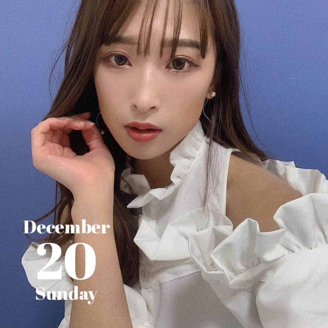のインスタグラム：「. きのうのヘアメイクのこと💄 . クリスマスを意識して ホワイトで統一された衣装でした⛄️❄️ . ブラウスもスカートも、 原宿の韓国のセレクトショップで買ったものです！❤︎ . . メイクは全体的に甘くなりすぎないように、ブラウン系で統一🍫🤎 . アイシャドウはブラウン系のシャドウに、#3CE #glitterbomb を重ねました✨ 大粒ラメがたまらん。 . リップは　#セザンヌカラーティントCT4 ブラウン系 と　#Dior #マキシマイザー　のホロピンクを重ねました . 全体にラメ多めで華やかに💄✨ . ステージメイク以外の普段でも、今回のアイテムは使うことがめちゃくちゃ多いです。 . セザンヌのカラーティントは 乾燥しないし取れにくいから #マスクメイク　にもおすすめです🍦 . . #ブラウンメイク　#韓国ファッション #韓国セレクトショップ #ディオールアディクトリップマキシマイザー　#CEZANNE #ティント　#クリスマスメイク　#ラメアイシャドウ #韓国コスメ　#ホワイトコーデ　#衣装　#HtH #メリークリスマス」