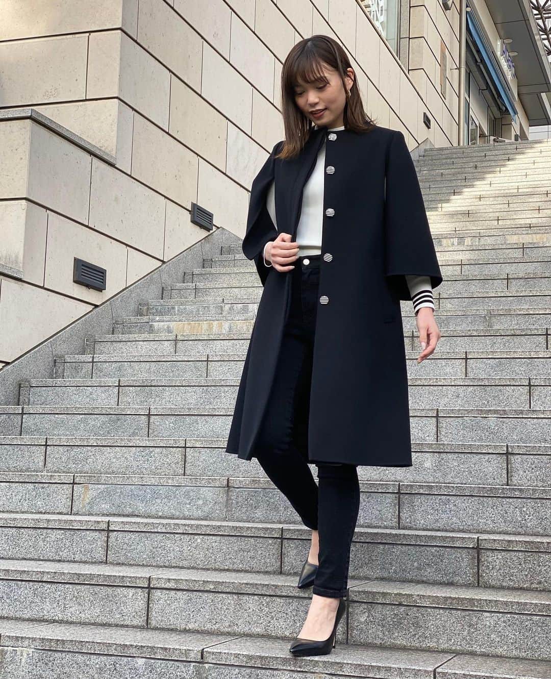 BORDERS at BALCONYのインスタグラム：「いつものコーディネートに一枚ぱっとはおるだけでレディに仕上がるCAPE COATは⁠⠀ なんといっても上質なウール素材がオススメ。⁠⠀ スーパー140sのなめらかな糸を使用しているので、カシミヤ のようなタッチが魅力。⠀ ⠀ そこに、ウールならではのハリ感が、上品に広がるシルエットを作り出します。⠀ ⠀ ⠀ ⁠⠀ ⁠CAPE COAT / 130,000yen +tax⠀ ⠀ ⠀ ⠀ ⁠⠀ #bordersatbalcony #ボーダーズアットバルコニー #ボーダーズ #BORDERS #柴田陽子 #yokoshibata⁠⠀ #新商品発売 #productlaunch #comingsoon#newproductalert #新商品」