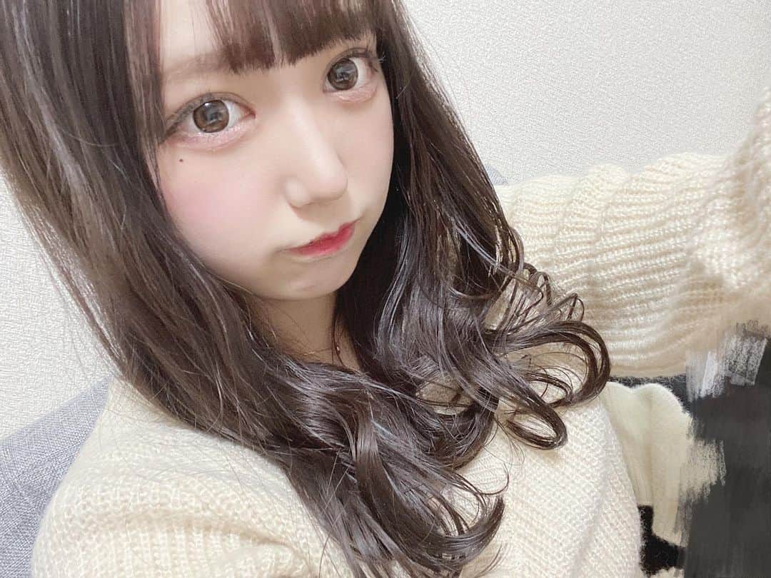 町田穂花のインスタグラム：「. . 髪の毛暗くしました〜❕ . 1週間ぶりにメイクしたよ。 . #量産型 #量産型女子 #ウェーブ巻き #自撮り女子 #自撮り界隈  #selfie  #暗髪 #暗髪カラー」