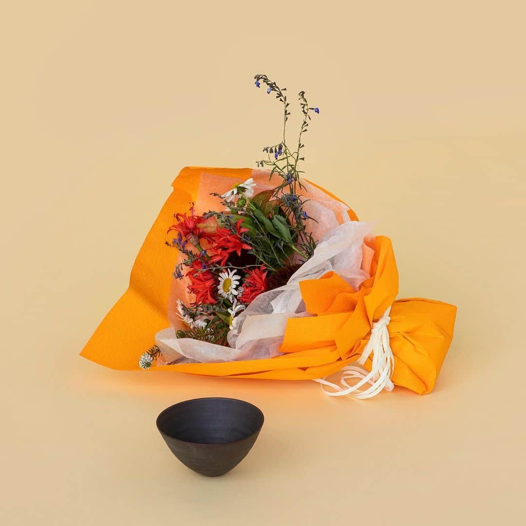 Hanako公式さんのインスタグラム写真 - (Hanako公式Instagram)「Q.友達が一人暮らしを始めることになりました。新生活の門出を祝う、気の利いた一品を教えてください。﻿ ﻿ A.﻿ 💐二階堂明弘さんの器と〈THE LITTLE SHOP OF FLOWERS〉のブーケ﻿ 切り花やブーケのほかに独自の目線でセレクトした食品や雑貨も取り扱う〈THE LITTLE SHOP OF FLOWERS〉。静岡県を拠点とする陶芸家・二階堂明弘さんの器は、凛とした佇まいが魅力。器5,000円、ブーケ5,000円﻿ ﻿ 📦〈Slice〉のボックスカッター﻿ 余分な力を入れずに裁断でき、手首の負担を軽減してくれるカッター。刃を必要最小限に出すことでケガを防止して、箱の中のものを傷つけることなく開封できる。セラミック製のため、金属刃に比べて鋭い切れ味が長持ちするのもうれしい。3,729円﻿ ﻿ 【#Hanako1191_もっと知りたいスーパーマーケット】﻿ #Hanako #Hanako_magazine #おうちカフェ #おうちごはん #おうち時間 #簡単レシピ #丁寧な暮らし#料理記録 #クリスマスプレゼント #冬ギフト #プチギフト #お歳暮 #プレゼント選び #誕生日プレゼント #THELITTLESHOPOFFLOWERS #二階堂明弘 #器好き #ボックスカッター」12月21日 20時16分 - hanako_magazine