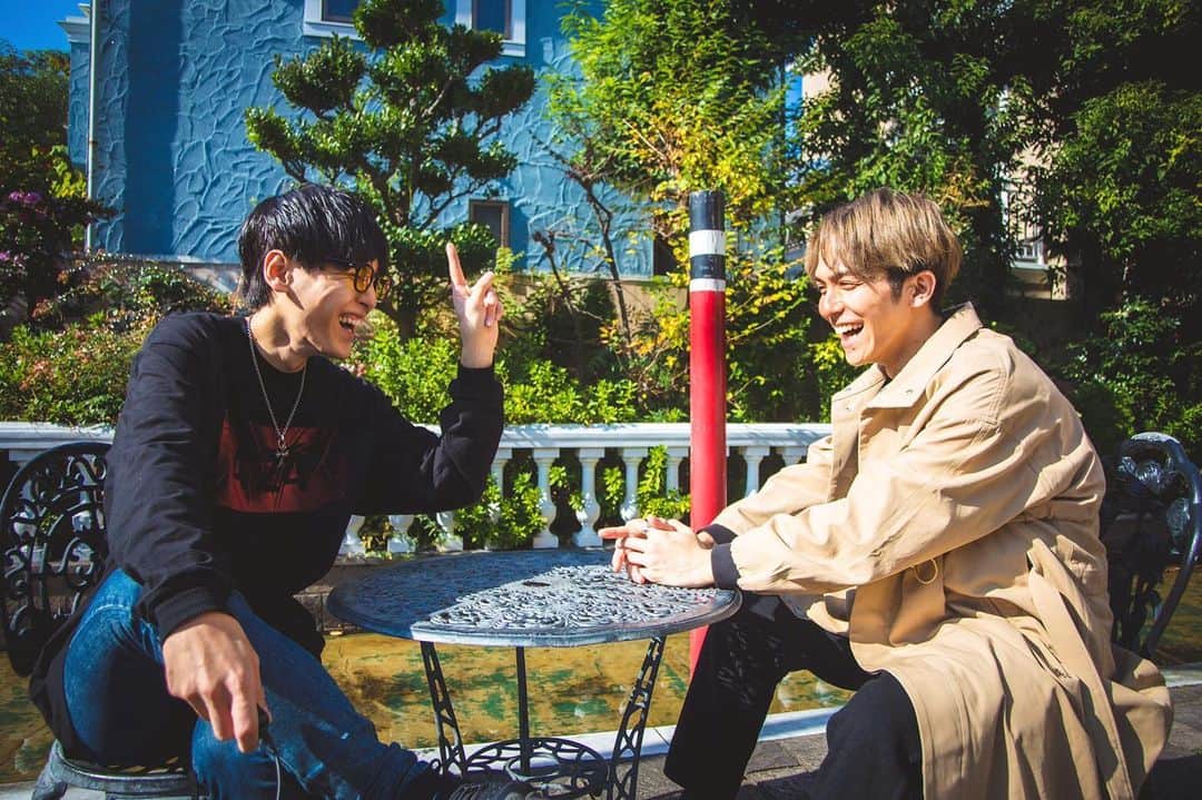 YUTAのインスタグラム：「2020年のゆたまさ✌️ これからもお互い頑張ろうな✊  @masato_tbg   #UNIONE #YUTA  #all_shots #art #blackandwhite #capture #color #composition #exposure #focus #moment #snapshot #写真部　#写真好きと繋がりたい」