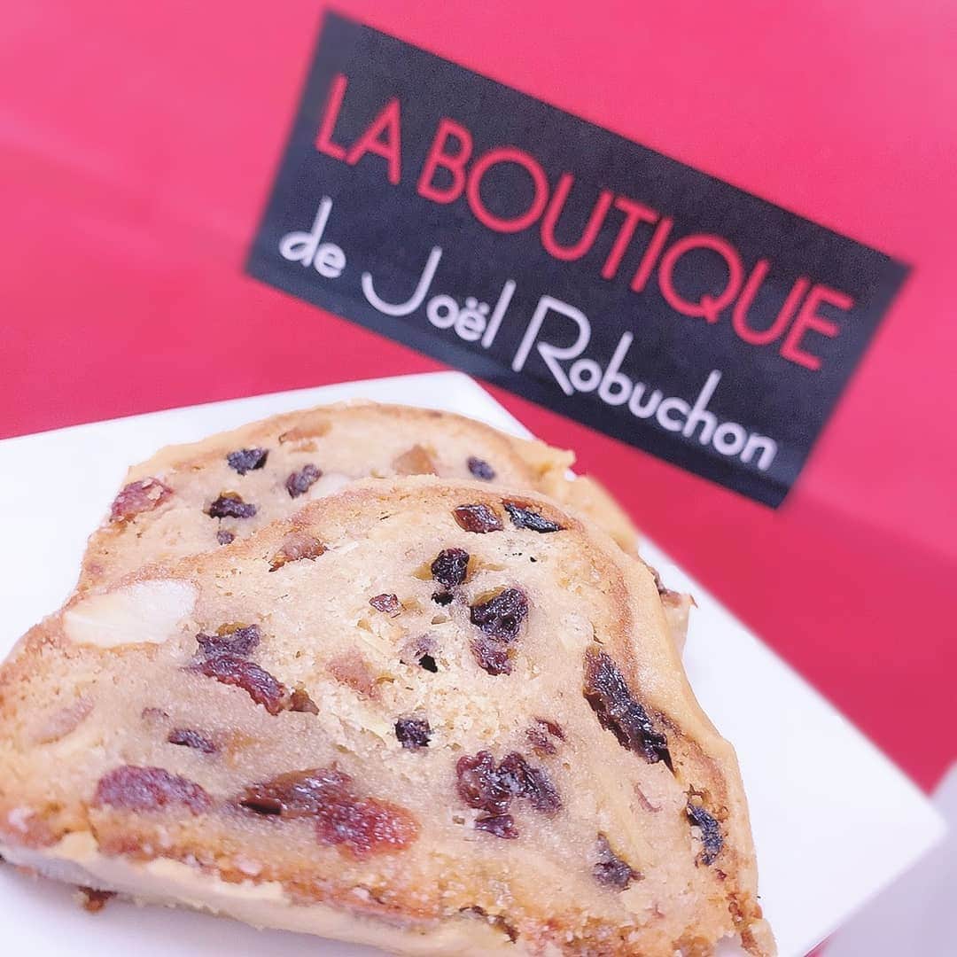 栗田萌のインスタグラム：「毎年気になっていたシュトーレン🎄 初めて購入してみました！ Joel Robuchonのは和三盆を使っているので、甘みがお上品でほろほろと口溶けが良き〜✨ ドライフルーツとナッツもたくさん入っているので少量で満足感が💕 熟成して、日々変化するお味を少しずつ楽しんでいます🥰 #joelrobuchon #ジョエルロブション #シュトーレン #クリスマス まで持つかな！？笑🥺」