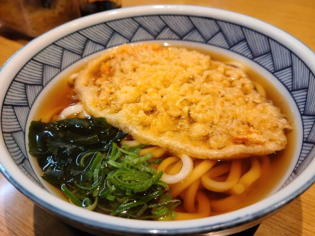 松本康太さんのインスタグラム写真 - (松本康太Instagram)「『天ぷらうどん』阪急長岡天神駅の若菜蕎麦♪駅にある阪急そば(*^^*)　  この味が大好きなのです♪  #うどん #天ぷらうどん#阪急そば#若菜そば#長岡天神#関西#駅そば#レギュラー松本#あるある探険隊#udon」12月21日 20時21分 - aruarutankentai.matsumoto