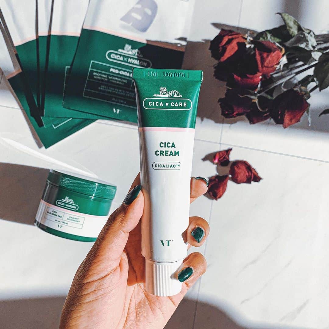 新井ニーニャのインスタグラム：「最近の中でプチヒット中のCICAクリーム💚 ずーーーっと気になってたけどついに韓国からお取り寄せ🇰🇷✨日本のCICAスキンケアも好きだけど、ここのも好き😳ベタつかないサッパリ系のクリームってあまりないから、私的にはGood🖤  肌再生クリームってやつだよ！これは @vtcosmetics_official のやつ✌️  クリームも良いけど、パックもめちゃくちゃ良いです❗️ちょっとお高いから贅沢パックって感じだけど、翌朝のあのお肌の透明感は嬉しい🥺💓ニキビを出来にくくしてくれたり、今あるニキビを鎮静してくれる効果があるらしいの😍韓国コスメは、コスパ良いのに成分が良いから本当に凄いなぁ🥺  #シカクリーム #vt #vtcosmetic」
