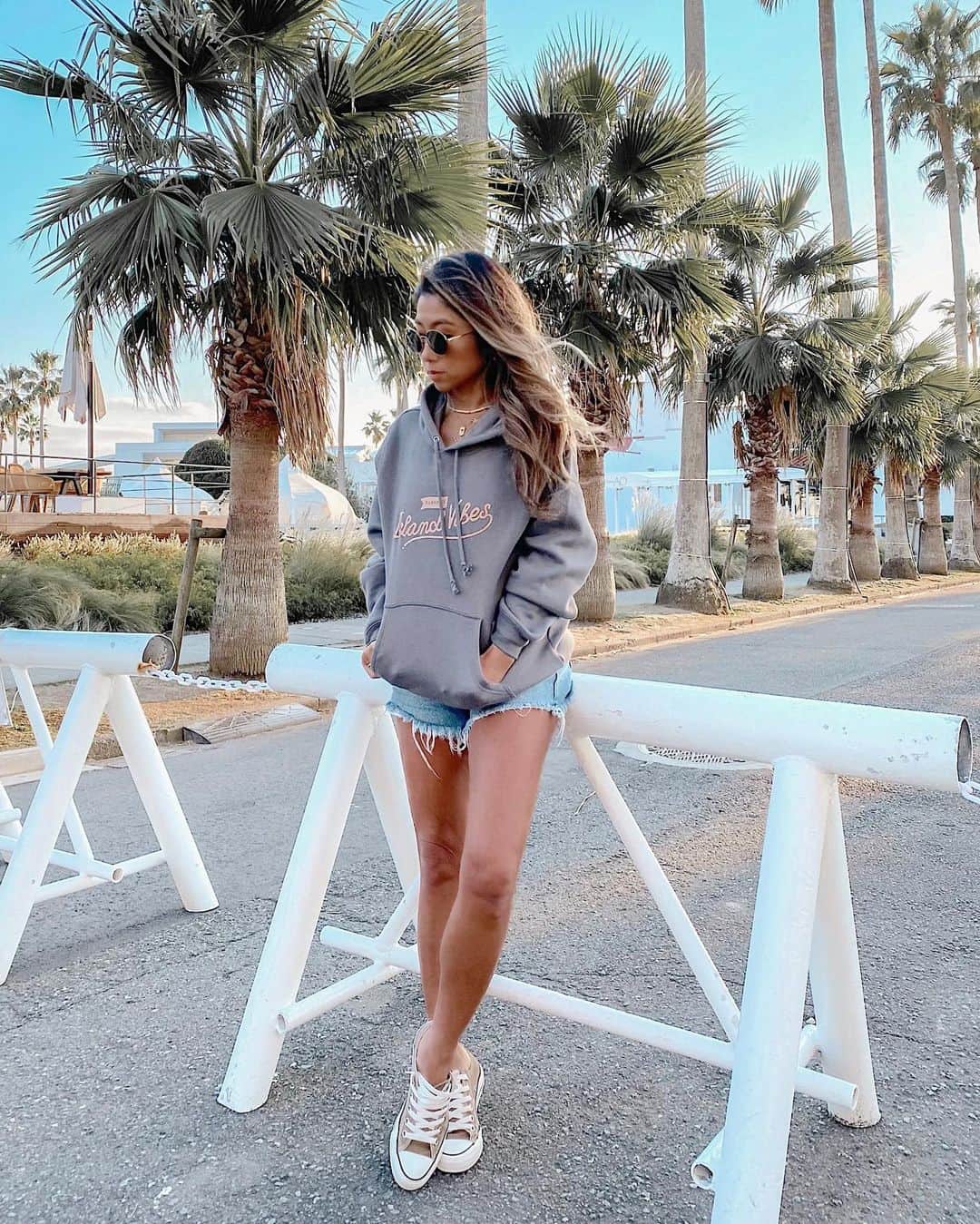 のインスタグラム：「冬至🍊 ・ 毎年 必ず冬至の日にはお風呂に柚子を入れて の〜んびりお風呂🛁に入るのに 今日は買うの忘れちゃったから温まれないじゃーん😫💦 ・ あの柚子の香りたまんなくない🤤？？ ついつい 湯船で握り潰しちゃうんだよね〜😂←掃除が面倒くさくなるけど🤢 ・ もぅさ〜 1度家に帰ってしまうと 年々外に出たくなくなってるから 明日こそは買おっ🤗🍊←歳ですなっww ・ 今年は雪☃️多いから ぜーったい スノボ🏂行くぞー😌✊🏾 あー竜王メンバーと滑りたいわ←誰かか〜気付いて🤣爆 ・ 寒いけど、ショーパン頑張った日❤️ @surfrise_com のtopsにはdenimが1番合うなっ🌴✨ ・ あ🤭‼️ Disneyとコラボのスウェット見たー？ めちゃくちゃ可愛いからCHECKしてねん🐭🏰❤️ ↓ @surfrise_com  ・ ・ ・ ・ #ootd #fashion #converseallstar #surfrise #カジュアルコーデ #スウェットプルオーバー #トレーナーコーデ #ショーパンコーデ #サーフ系ファッション #サーフ系 #tシャツコーデ #ガールズスケーター #サーファーガール #着回しコーディネート #サングラス女子 #ザラ #横乗り女子 #西海岸ファッション #サーフスタイル #カジュアルコーデ #スケボー女子 #ビーチガール #ラテ肌 #湘南カフェ #外国人風 #外国人風カラー #アクティブ女子 #カリフォルニアスタイル  #メンズライクコーデ #逗子マリーナ #コンバース女子」