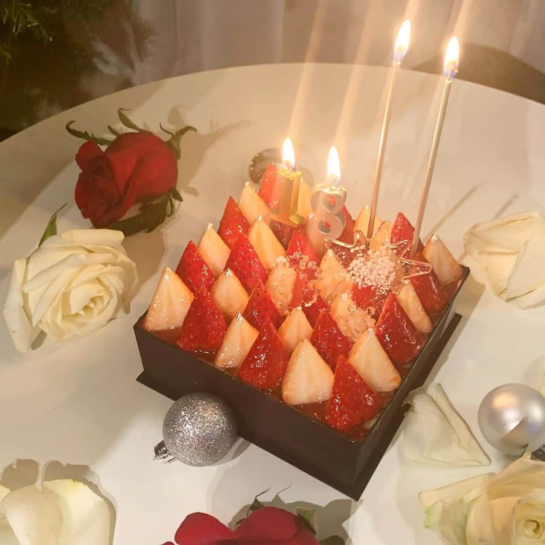 中林美和さんのインスタグラム写真 - (中林美和Instagram)「美しいケーキ🍓 天才女性シェフのétéなっちゃんが 長女のお誕生日に作ってくれました。 箱を開けたときの歓声ったら、 なんて幸せな声❤️  #20201211#娘の誕生日#birthdaycake#été#エテ#なっちゃん#いつもありがとう @natsuko.ete  @ete.restaurant」12月21日 20時35分 - miwanakabayashi