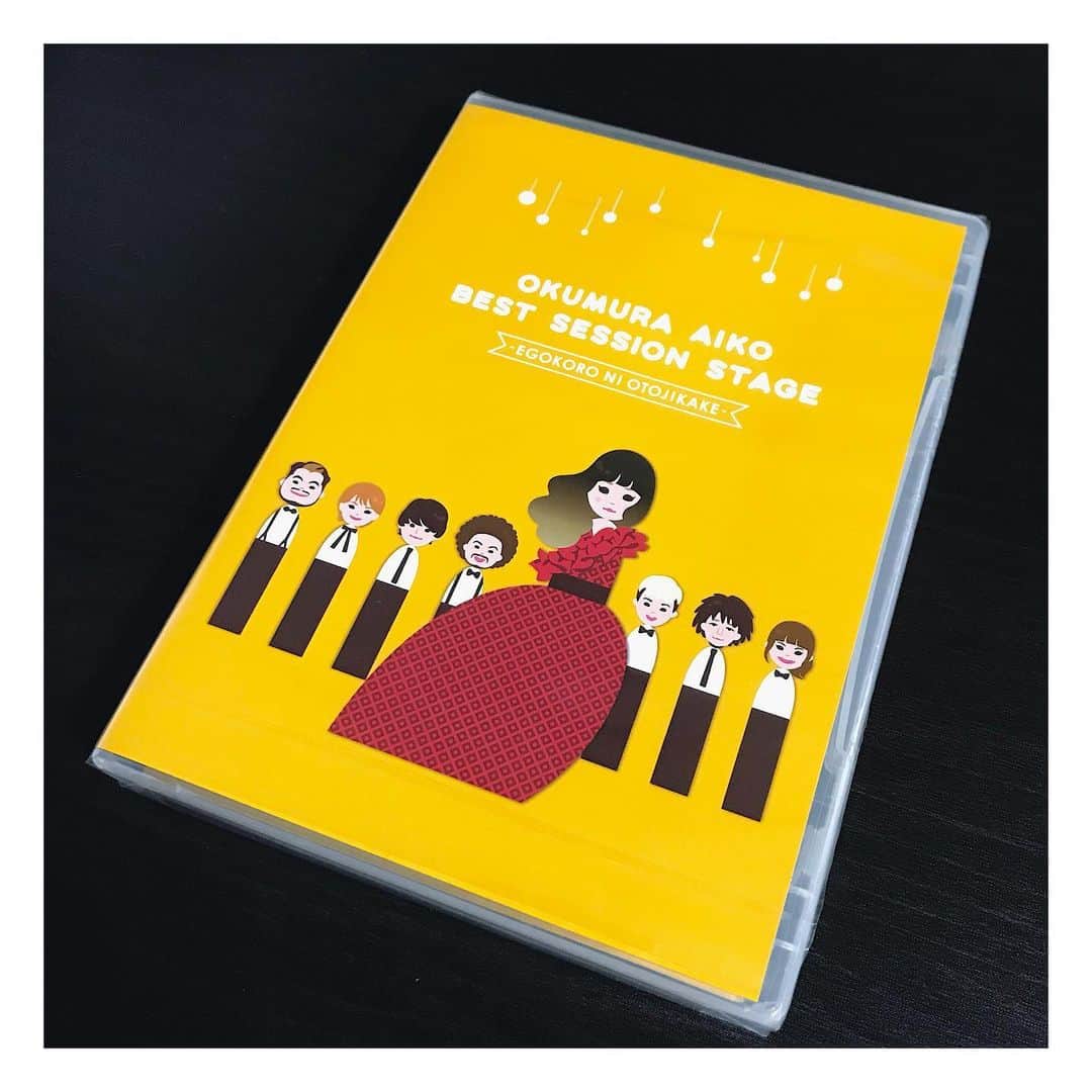 奥村愛子のインスタグラム：「* きたー DVDも出来上がって ついに手元に✧  ジャケットもブックレットも盤面も 良い感じの仕上がり 中身も再生確認しました  予約してくれた人には前に載せたカードをつけてお送りするんだけど そのご予約もあと少し（24日の23:59まで） 年の瀬ですね〜早いですね〜  #奥村愛子bestsession #奥村愛子」