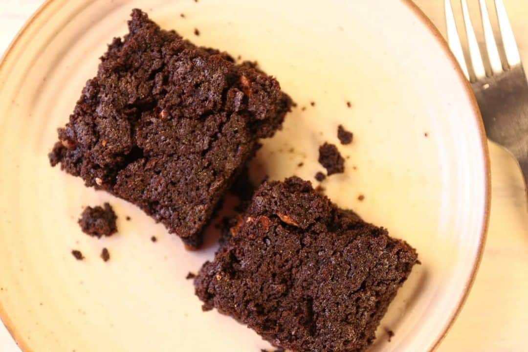 Archana's Kitchenさんのインスタグラム写真 - (Archana's KitchenInstagram)「An easy and rich brownie made from dark Bournville chocolates. These brownies have undergone multiple experiments to make them perfect when it is eggless. They simply melt in the mouth and are so delicious and chocolaty that you can't go wrong. Serve it as a #christmas party dessert. Get the recipe from the smart.bio link in my profile @archanaskitchen . . . . . . . #xmasrecipes #holidaycake #baking #christmasbaking #plumcake #christmascake #dryfruitcake #egglesscake #eggfree #eggless #healthyrecipes #healthyfood #archanaskitchen」12月21日 20時30分 - archanaskitchen