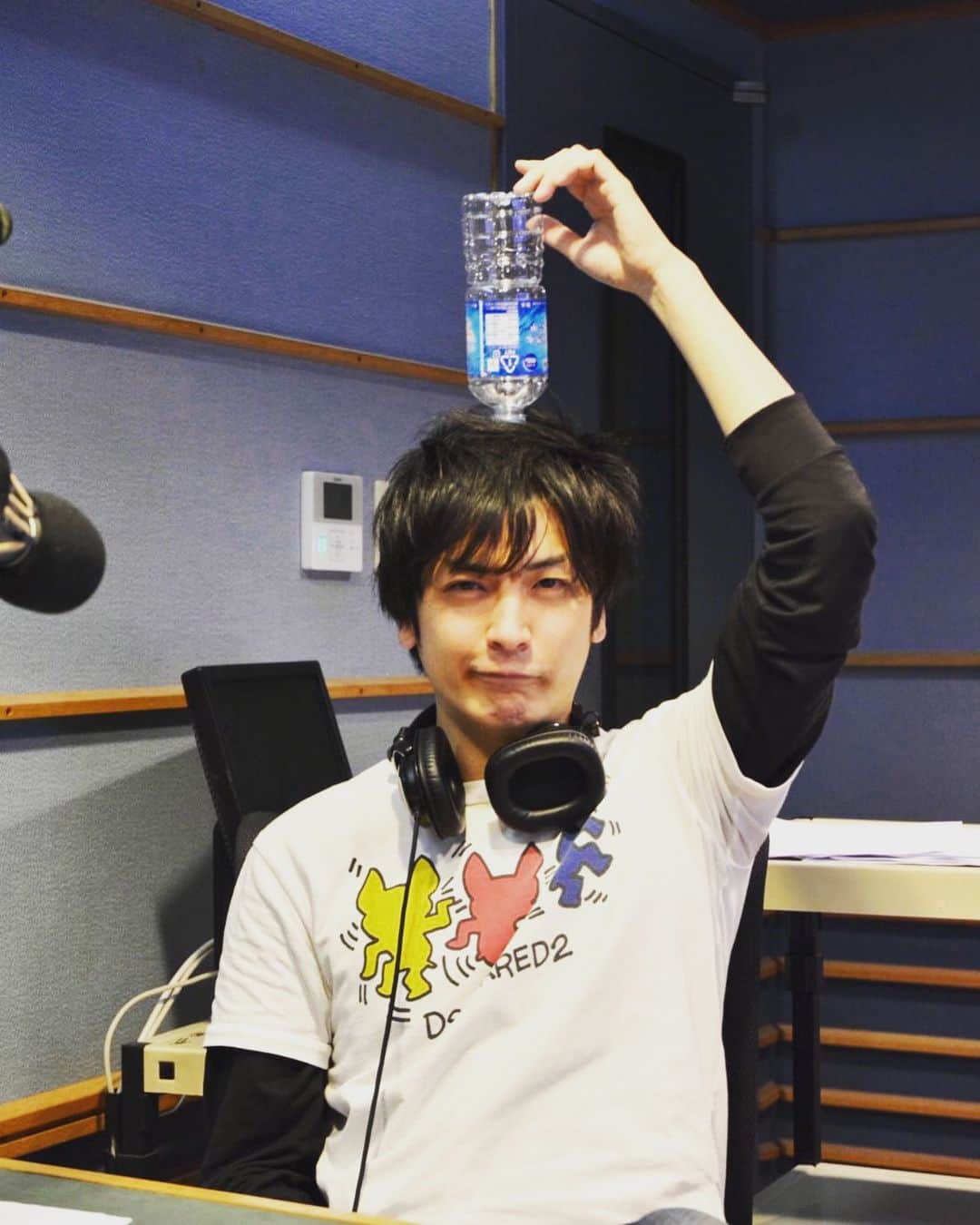 のインスタグラム：「僕の中でむちゃくちゃあいみょんぽいポーズです。  そしてただいまKiss FM KOBEでクリスマスプレゼント大作戦というイベントがあります。  皆様Kiss FM KOBEのホームページに飛んでプレゼント大作戦のケーキに応募してメッセージに僕の名前を書いてください！  当選された方には僕がイブの日にケーキ持ってお宅に伺います。  何卒！  #あいみょん #あいみょんポーズ #もう僕の中でほぼあいみょん #もはやあおみょん #桂あおば #噺家 #落語家 #落語 #クリスマス #イブ #ケーキ #ラジオ #ラジコ #Kiss FM KOBE」