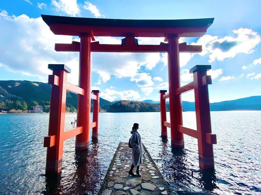 中谷あすみさんのインスタグラム写真 - (中谷あすみInstagram)「お参りしてきました⛩ なにげにすごく久しぶりの箱根でした。  #箱根旅行#箱根神社#平和の鳥居#温泉旅行#温泉好き#旅行好きな人と繋がりたい#tripgram」12月21日 20時33分 - asumi_naa