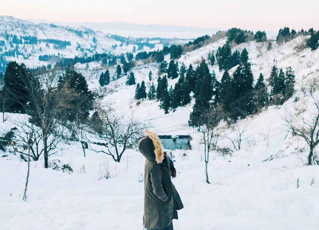 TAKI Modのインスタグラム：「. . ❄❄❄ . . この時期の手荒れは毎年酷いんだけど . 毎年、めんどくさがってハンドクリームとかは使わない(結局自分が悪いw) . . 【location : Niigata , Japan 】 . . follow☞@team_jp tag ☞#team_jp_ ←最後の_忘れず . . XPRO2 / XF23mm F1.4 . .  #portrait#ポートレート  #RECO_ig  #igersjp#IG_phos #写真好きな人と繋がりたい#その瞬間に物語を#スクリーンに恋して#genic_japan  #pasha_magazine @FUJIFILMjp_x  @FUJIFILM_xseries」