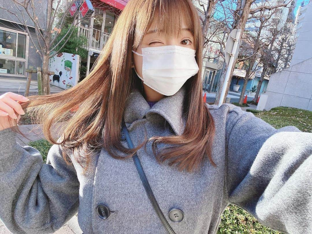 川村那月さんのインスタグラム写真 - (川村那月Instagram)「ポニーテールが好きで普段はアップスタイルばかりでしたが、最近はダウンスタイルにも挑戦しています👩💕  毛量が多いので、乾かしたりセットするのが面倒でいつも結んでしまっていたんです🙀💦  ダウンスタイルも自分で上手くできるように練習しなければ💪☺️🔥  写真のヘアはセットしてもらいましたが、ゆるっと内巻きヘアもナチュラルで良いですね♪  皆さんは、女の子のどんな髪型が好きですか😉✨  #川村那月 #hairstyle #ヘアアレンジ #自撮り #冬コーデ #エイチアンドエム #ナチュラルメイク #女優 #タレント #グラビア #夢に向かって #進化中💪🔥  コートはH&Mさん @hm ❤️」12月21日 20時38分 - kawamura_natsuki317