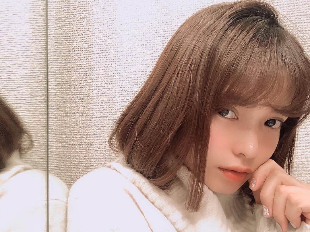 酒匂彩名のインスタグラム：「:  最近ようやくこの丈に慣れてきたよ😚  スタイリング剤使ってますか？と聞かれますが… 使ってもオイルとかそんな感じでワックス系は使ってません🙋‍♀️  巻きもワンカールぐらいなので、どちらかというとダメージを与えない為にケア重視です🌿  最近はおススメしてもらったEssential (@essential_jp )のオイルを良くつけてます！　 オイルなのにベタつかないし、なんと5in1！ダメージ補修&予防効果もあるし、ドライヤー速乾効果もあるし、まとまりUP効果もあるのと、なにより仕上がりがサラサラでツルツルな手触りがお気に入り❤️  そしてドラッグストアで売ってるから、すぐ手に入るのも有り難い所。(子持ちには重要ポイント)  私、毛質が軟毛直毛なんですが…冬になると静電気を帯びて髪の毛ふぁあああーーってなるんですよ。 そしてロング時代は髪の毛ぎゅってするとバチバチっていう静電気絞れるんじゃないかしら？ってぐらい髪の毛静電気帯びやすくて… この冬ボブだから尚のこと広がりそうで、オイル系のトリートメントはマストだとはおもうんですが、 ミルクタイプもあって、しっとりまとまるのでタイプみたいなので、真冬はミルクタイプにするかも😌 匂いもフローラル系で女子力上がりそうだよ💋  :  :  #エッセンシャルCCオイル  #エッセンシャルCCミルク　  #CCオイル #CCミルク #ヘアトリートメント  #美容好き #コスメ好き #ヘアオイル #ヘアミルク #ヘアスタイリング #美容女子 #ヘアケア #ボブ  #bobスタイル #beauty #styling #PR #花王 #エッセンシャル」