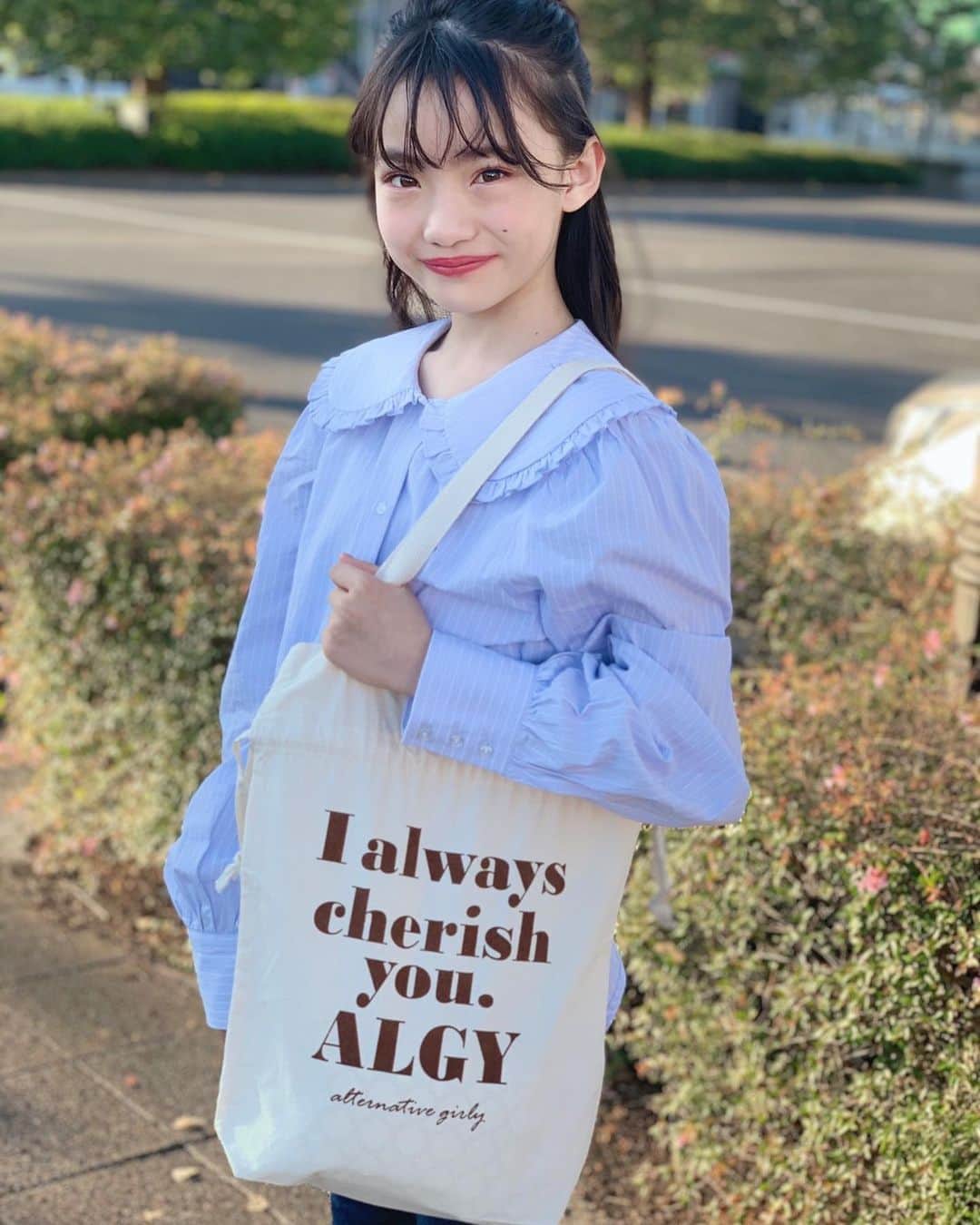 ニコ☆プチのインスタグラム：「プチモのふろくの使い方！ ブラウスに合わせてちょっと大人っぽいあんにゃ☺️  お出かけに使ってるよ✨  大人かわいいデザインだから、私はブラウスを合わせてコーデしてみたよ☺️💕  そのまま持っても、ヒモを結んでもどっちもかわいい❤️❤️  #ニコプチ #ニコプチふろく #プチモのふろくの使い方  #ニコプチふろくのある生活  #アルジー #ALGY #ふろく #あんな」