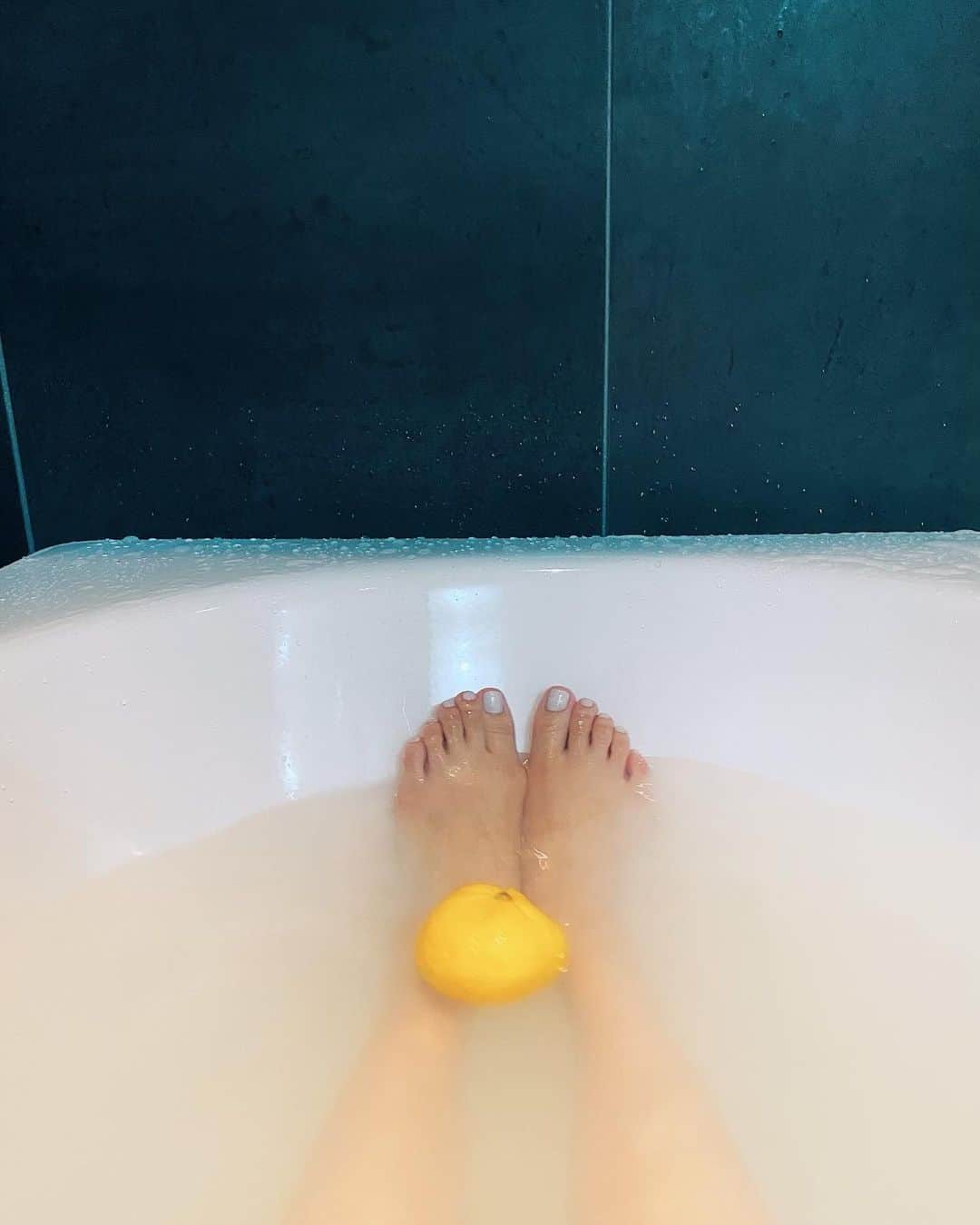 のインスタグラム：「. なぜ冬至の日にちを間違えたのか… （昨日だと思って柚子湯2連続）  なぜ柚子湯は柚子一つで足りると思ったのか… （一つじゃ香りが足りなかった）  自分に対しての不思議がいっぱい。 2020年の冬至、すっとこどっこいで終えました🌛 . . #冬至　#柚子湯　#すっとこどっこい」