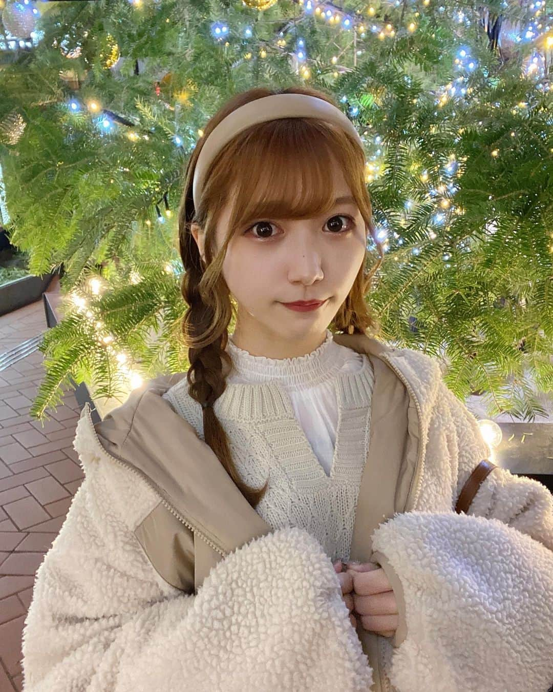 阪上彩香のインスタグラム：「街がめちゃめちゃクリスマス🎄 ･ ･ ･ #きりまるコラボ #エヘカソポ #おさげ #おさげ女子 #みつあみ #みつあみアレンジ #instgood #instlike #instagram #instfashion #followme」