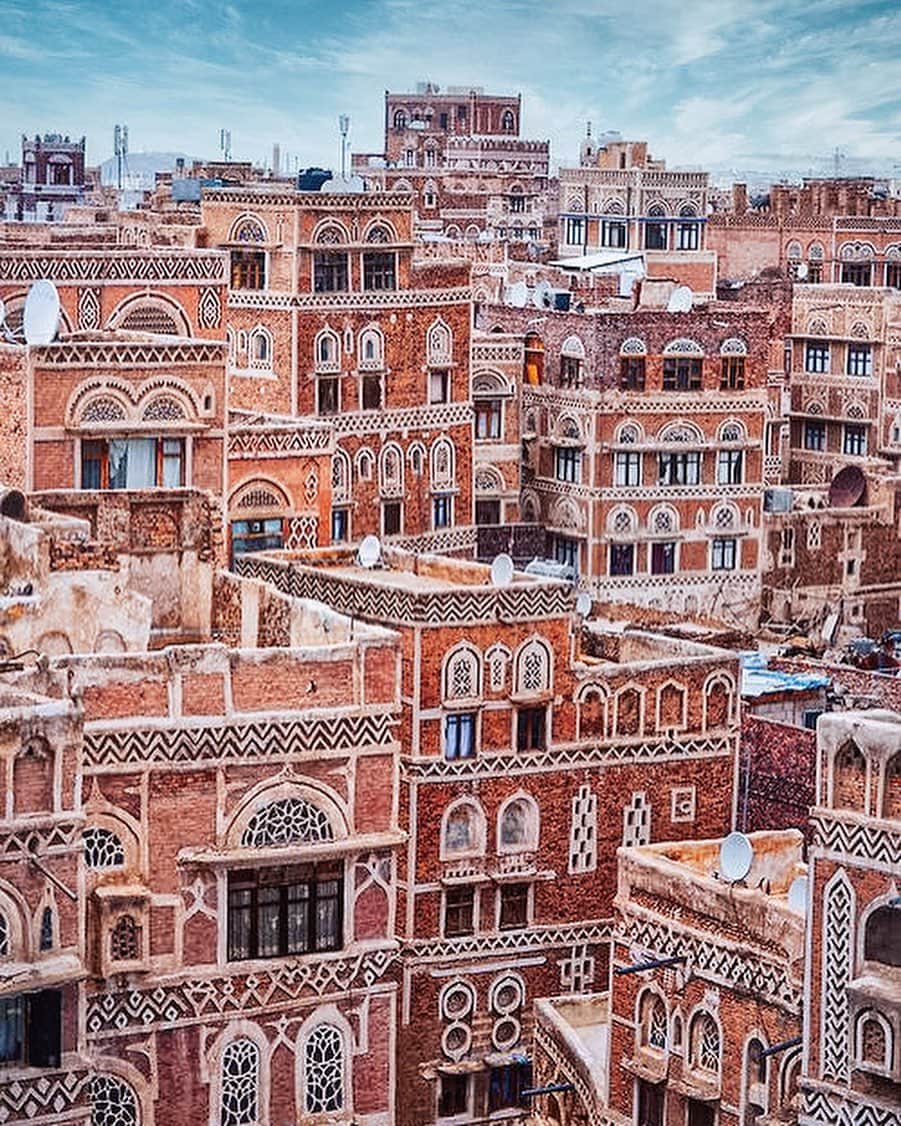 タビイクさんのインスタグラム写真 - (タビイクInstagram)「【29.イエメン共和国🇾🇪】  イエメンの首都#サナア の旧市街地は、お菓子の家のようで可愛らしい建物が立ち並び、古いものは1000年以上も前の建物で「#世界最古の街 」とも言われています。  世界遺産にも登録されていると同時に、情勢の悪化から「危機にさらされている世界遺産」としても登録されています。  .  こんなにも素敵な街のあるイエメンですが、2015年から内戦が続き、最も深刻な人道危機に直面している国家とも言われています。  現在は紛争に加え、コレラや新型コロナウィルスなどの感染症も流行しており、問題はさらに深刻化しています。  ニュースではなかなか取り上げられない問題が、世界中でたくさん起きていることも知っておくと良いですね。  【#タビイク世界制覇 】  ✼••┈┈••✼••┈┈••✼••┈┈••✼••┈┈••✼ ••┈┈••✼ ﻿  @tabiiku をタグ付けすると、お写真が紹介されるかも！？ 是非タグ付けして投稿してくださいね🌷 アジアのお写真、大募集中です！！  ✼••┈┈••✼••┈┈••✼••┈┈••✼••┈┈••✼ ••┈┈••✼ ﻿  #旅女 #vacation #instatravel #instapassport #バンライフ #旅行好き #旅行行きたい #旅行好き女子 #絶景 #バックパッカー #backpacker #フォトジェニック#Instagram #タビイク #イエメン #Yemen #Sanaa #Sana #世界遺産 #worldheritage #街並み #街の風景 #イエメン内戦 #イエメン旅行 #yemenwar #イエメン🇾🇪 #古い家」12月21日 20時45分 - tabiiku