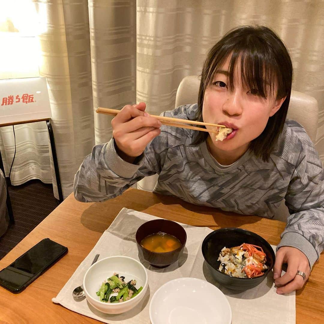 のインスタグラム：「. . 今年最後の締めくくりとなる試合 全日本総合が明日からスタートします✨ . . 今年も味の素さんに食事サポートをしていただき、勝ち飯で最高のコンディショニングをして臨みます！ . 今日は田中圭さんがCMに出ているスチーミー豚チャーシュー丼でした🐷 . シングルスは明後日からなので、明日調整して試合に備えます！！ . #バドミントン #全日本総合 #2020 #ミズノ #味の素  #勝ち飯 で #最高のコンディショニング  を！！」