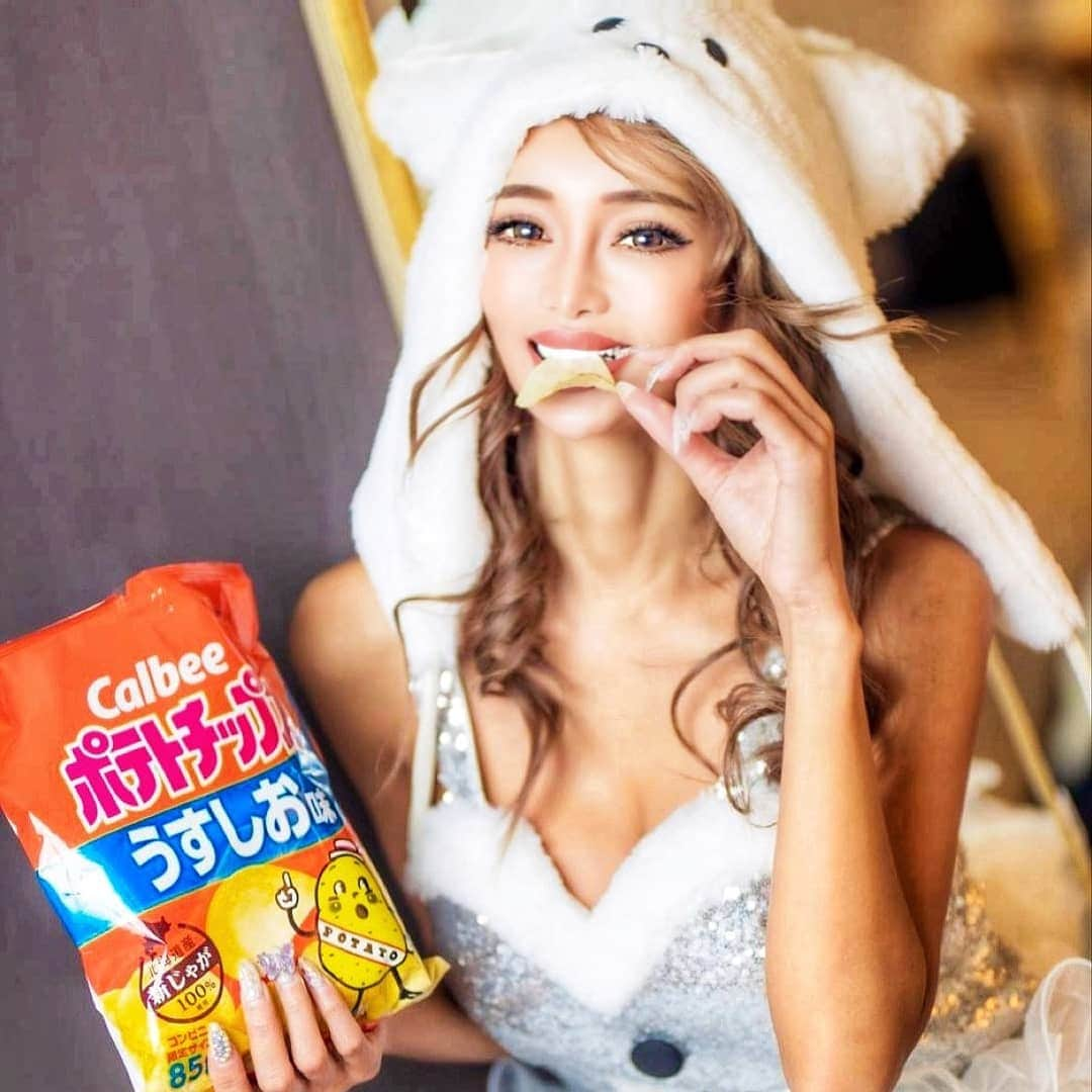 藤木そらさんのインスタグラム写真 - (藤木そらInstagram)「. .ポテチパーティー😙💋💗 . .クリスマスはお菓子いっぱいたべてやるぜ*( ᐛ )و今年の年始末は食っちゃ寝を目標にまったりしたいな😚✌🏻️♡ . . .コスプレ @dress_sugar . . . . . . . . . . #クリスマスパーティー #ポテチ映え #ポテトチップス大好き #コスプレ #サンタコス  #サンタクロース #christmasdecorations #christmasparty #calbee #でぶ活 #美女视频 #モデル撮影」12月21日 20時46分 - sorafujiki