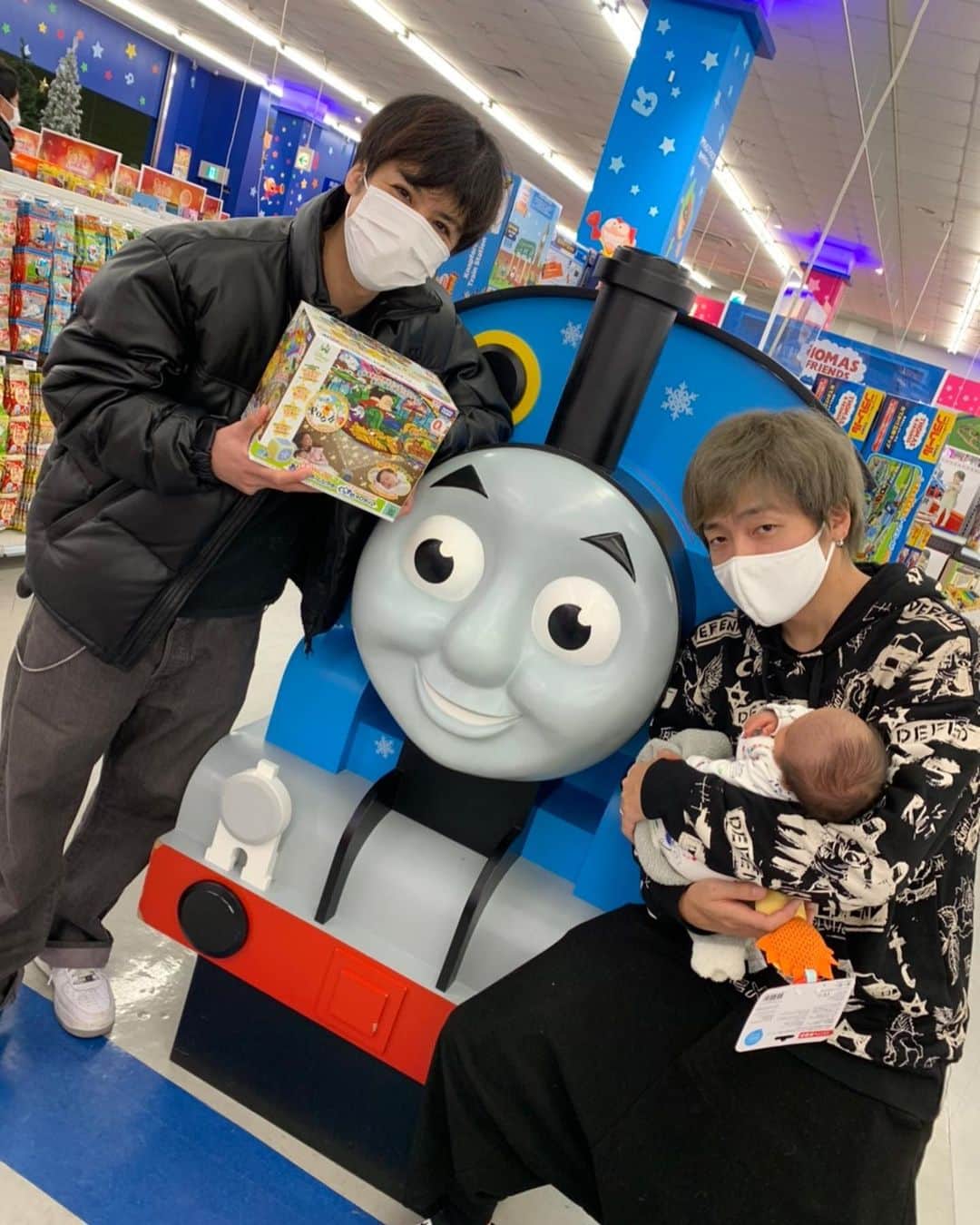 平田裕一郎のインスタグラム：「紘毅くんファミリーと人生初のトイザらスへ。 Babyちゃん可愛い過ぎた、、 赤ちゃんって本当に天使だな。。  子育て奮闘中の紘毅くん夫妻を見てて、本当に子育ては大変だなと思った。 だけど、それ以上に幸せで2人がニコニコして赤ちゃん育ててる姿をみて、2人とも愛おしくなりました。😁 夫婦っていいなぁ。 愛情たっぷりに育ってね😍  #紘毅  くん #子育て  #幸せ  #赤ちゃん  #夫婦」