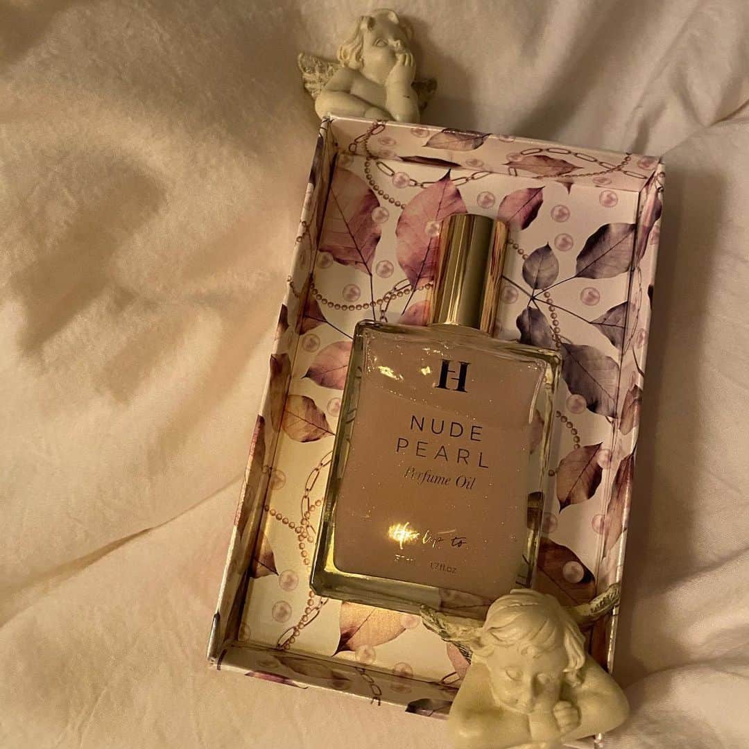 のインスタグラム：「‪‪❤︎‬‪‪❤︎‬‪‪❤︎‬ ･ 小嶋陽菜さんプロデュースブランド"Herlipto"のPerfume Oil ･ 冬になると少し甘めの匂いが恋しくなる 程よく甘くてちょっとスパイシーな匂いはそんな気分にピッタリ💭♡ ･ 強すぎないふわふわな匂いと可愛いパッケージで最高♡ ･ ･ 個人的には大好きなにゃんにゃんさんの作った匂いを身にまとえるのが幸福すぎる件」