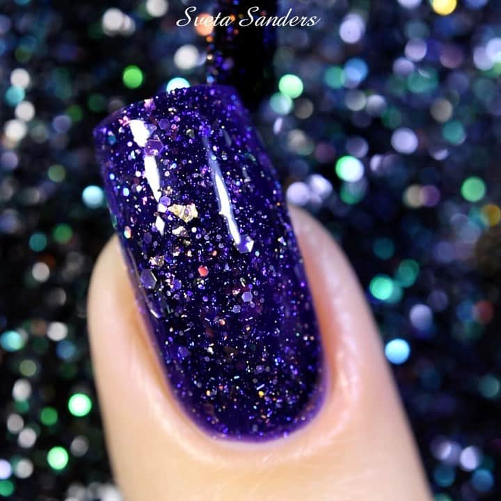 のインスタグラム：「#Masura 1398 Star Cluster @masura.ru 😍 такой праздничный, такой блестящий, с морем голографического глиттера! Очень яркий и сверкающий лак!🥰 Как же хочется иногда походить подольше в таком, жалко стирать(」