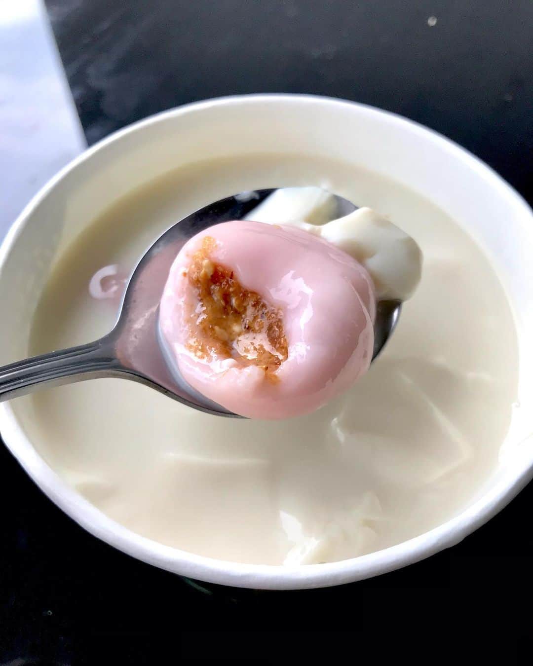 Li Tian の雑貨屋さんのインスタグラム写真 - (Li Tian の雑貨屋Instagram)「Another year, another bowl  Happy Winter Solstice! ❄️ ⛄️   • •  #singapore #desserts #christmas #yummy #love #sgfood #foodporn #igsg #gelato #dolce  #instafood #beautifulcuisines #sgbakes #bonappetit #cafe #cakes #sgcakes #スイーツ #feedfeed #pastry #sgcafe #stayhomesg #winter #sgdesserts #soybean #peanut #sesame」12月21日 20時48分 - dairyandcream