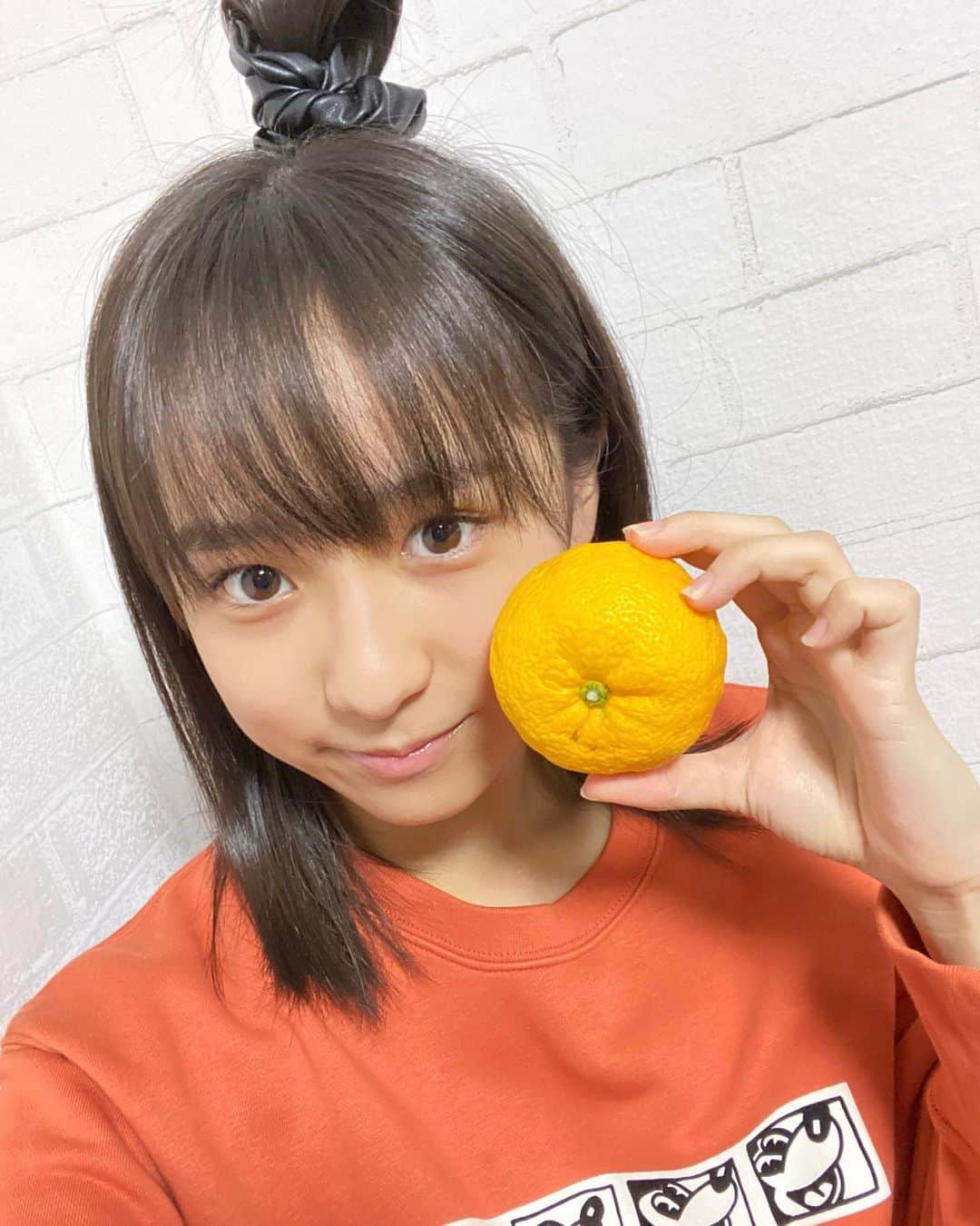 佐藤ひなたさんのインスタグラム写真 - (佐藤ひなたInstagram)「・ ・ 冬至*☻☻*   今日はお夕飯にかぼちゃの煮物も いただきました〜‼︎ おいしかった(≧∇≦)  帰宅後すぐシャワーしたけど またあとで ゆず湯に入って体を温めます*☻☻*  いい香りなんだよねー♪  みんなも健康や運気上昇を願いましたか？  ゆず湯に入ると、今年も残りすこしだねー って　ぱぴーやまみーは必ず言うよ‼︎  ワッフルに、アイスだー!! みんなのｺﾒﾝﾄ見て思い出した！ 合うよね〜٩(๑^o^๑)۶ メープルシロップも好き♥ 甘いもの 無性に食べたくなる時あるよね！ 逆に 味濃いめな気分の時も！ ラーメンとか!!  そして！ 明日 突然ヒロイン エピソード3 最終回!! 楽しみ〜(◍˃̶ᗜ˂̶◍)ﾉ"  ↑ワッフルには ゴマ油と粗塩の  心寧がヒロインです♥  突ヒロ 一気見もオススメだよ!! (*˘︶˘*).:*♡  #冬至 #ゆず #ゆず湯 #カボチャ #かぼちゃ煮 #煮物 #健康 #運気上昇 #突然ヒロイン #突ヒロ #コメント #嬉しい ♥ #みんな と #話したい ♥ #ちゃお #ちゃおチャンネル #ユニクロ  #keithharing  #コラボ #ミッキー #トレーナー #すっぴん !! #佐藤ひなた #ひな #ひなdays」12月21日 20時48分 - hinata_sato_official