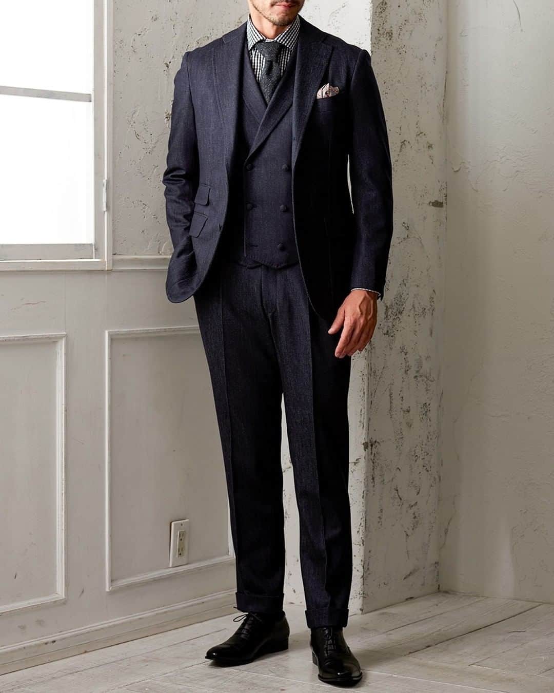 Global Style（グローバルスタイル）さんのインスタグラム写真 - (Global Style（グローバルスタイル）Instagram)「12月は最高級ブランド生地の「ErmenegildoZegna」がお得。 スーツ生地の頂点に君臨するブランドの1つであるゼニアのスーツは既製服でも数十万円することもある高級ブランドです。 グローバルスタイルではZegna生地のオーダースーツが1着68,000円からお仕立ていただけます。さらに、12/31まで、ZEGNA社公式裏地・ボタン特典13,000円分付き！ ゼニアロゴ入りのオプションをお得に付けて最高級の1着をお楽しみくださいませ。 ⇒ @globalstyle_jp * グローバルスタイル全店にて GoToトラベル「地域共通クーポン」が対象となりました！ * 《感染症対策について》 グローバルスタイル全店にて、お客様ならびにスタッフの安全を第一に、感染症対策として以下の予防措置を行っております。 ・全スタッフの体調管理 ・マスク着用等の感染予防措置 ・お客様やスタッフが触れる場所の定期消毒 ・全スタッフのこまめな手洗い・うがいの実行 ※ご来店いただいお客様には、検温と手指の消毒にもご協力いただいております。 * #globalstyle #グローバルスタイル #ginzaglobalstyle #スーツ #スーツスタイル #オーダースーツ #オーダーシャツ #オーダージャケット #オーダーコート #オーダーシューズ #今日のコーデ #スーツコーデ #スーツコーディネート #スーツ着こなし #スーツ好き #ネクタイ #ポケットチーフ #紳士服 #着こなし #SUITS #ZEGNA #ErmenegildoZegna #ゼニア」12月21日 20時48分 - globalstyle_jp