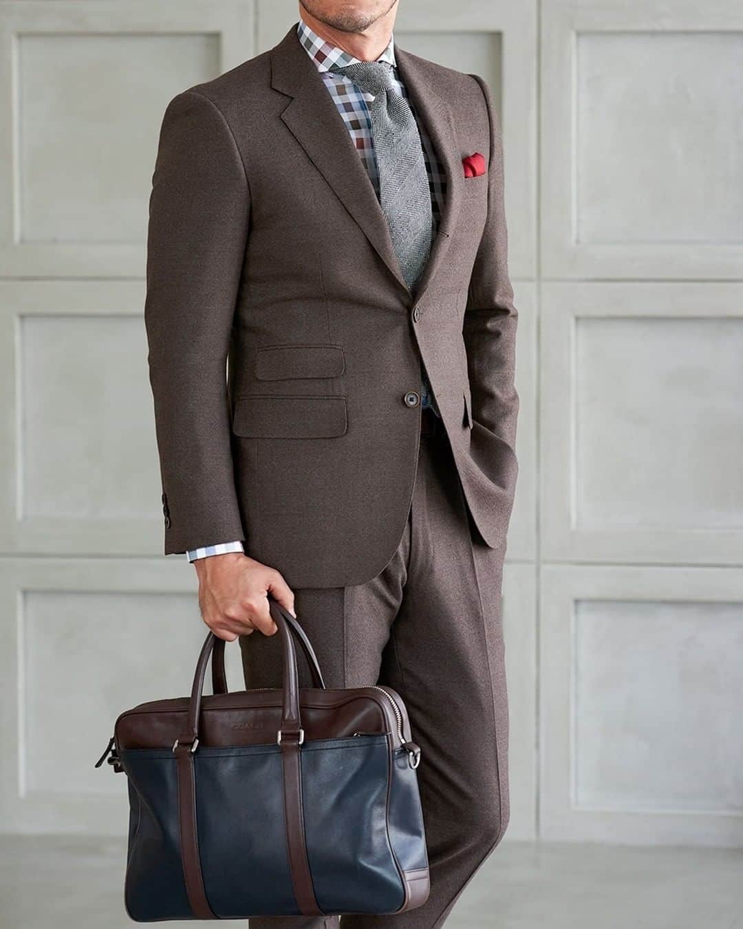 Global Style（グローバルスタイル）さんのインスタグラム写真 - (Global Style（グローバルスタイル）Instagram)「12月は最高級ブランド生地の「ErmenegildoZegna」がお得。 スーツ生地の頂点に君臨するブランドの1つであるゼニアのスーツは既製服でも数十万円することもある高級ブランドです。 グローバルスタイルではZegna生地のオーダースーツが1着68,000円からお仕立ていただけます。さらに、12/31まで、ZEGNA社公式裏地・ボタン特典13,000円分付き！ ゼニアロゴ入りのオプションをお得に付けて最高級の1着をお楽しみくださいませ。 ⇒ @globalstyle_jp * グローバルスタイル全店にて GoToトラベル「地域共通クーポン」が対象となりました！ * 《感染症対策について》 グローバルスタイル全店にて、お客様ならびにスタッフの安全を第一に、感染症対策として以下の予防措置を行っております。 ・全スタッフの体調管理 ・マスク着用等の感染予防措置 ・お客様やスタッフが触れる場所の定期消毒 ・全スタッフのこまめな手洗い・うがいの実行 ※ご来店いただいお客様には、検温と手指の消毒にもご協力いただいております。 * #globalstyle #グローバルスタイル #ginzaglobalstyle #スーツ #スーツスタイル #オーダースーツ #オーダーシャツ #オーダージャケット #オーダーコート #オーダーシューズ #今日のコーデ #スーツコーデ #スーツコーディネート #スーツ着こなし #スーツ好き #ネクタイ #ポケットチーフ #紳士服 #着こなし #SUITS #ZEGNA #ErmenegildoZegna #ゼニア」12月21日 20時48分 - globalstyle_jp