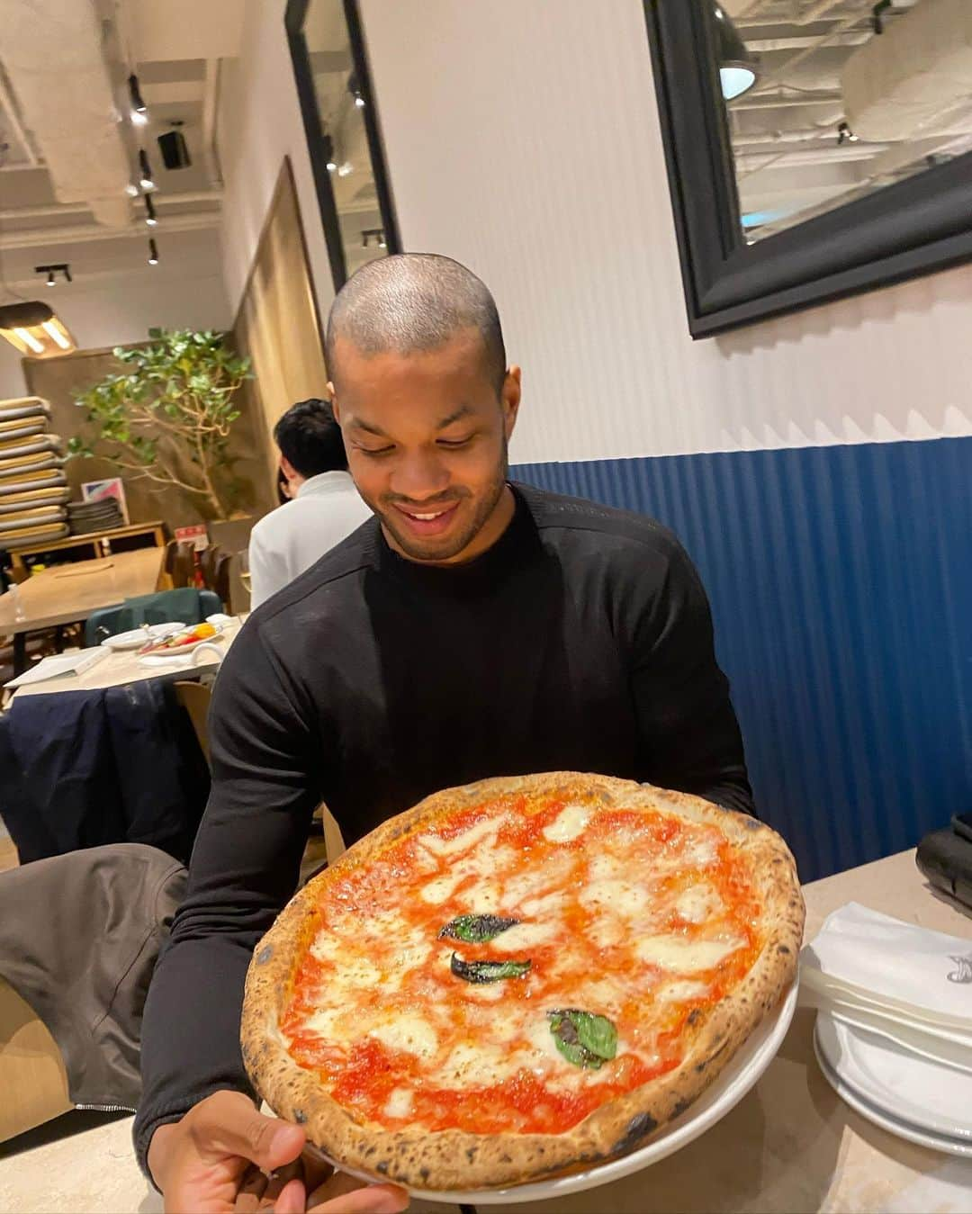 カルフィン・ヨン・ア・ピンさんのインスタグラム写真 - (カルフィン・ヨン・ア・ピンInstagram)「Is it me or do I look in love with this pizza? 🍕」12月21日 20時49分 - calvinjongapin