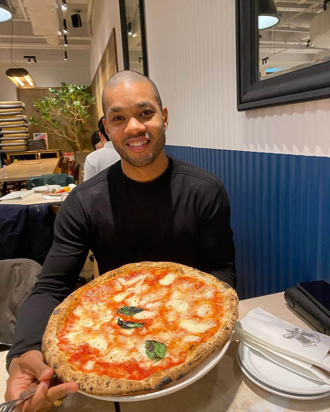 カルフィン・ヨン・ア・ピンさんのインスタグラム写真 - (カルフィン・ヨン・ア・ピンInstagram)「Is it me or do I look in love with this pizza? 🍕」12月21日 20時49分 - calvinjongapin